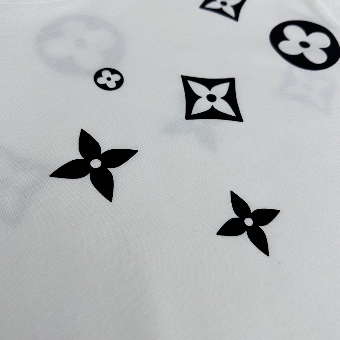 🆕LV路易威登 2026春夏新款logo压胶短袖 官网同款T恤 双纱纯棉面料 多元化搭配 迎合眼下时尚前