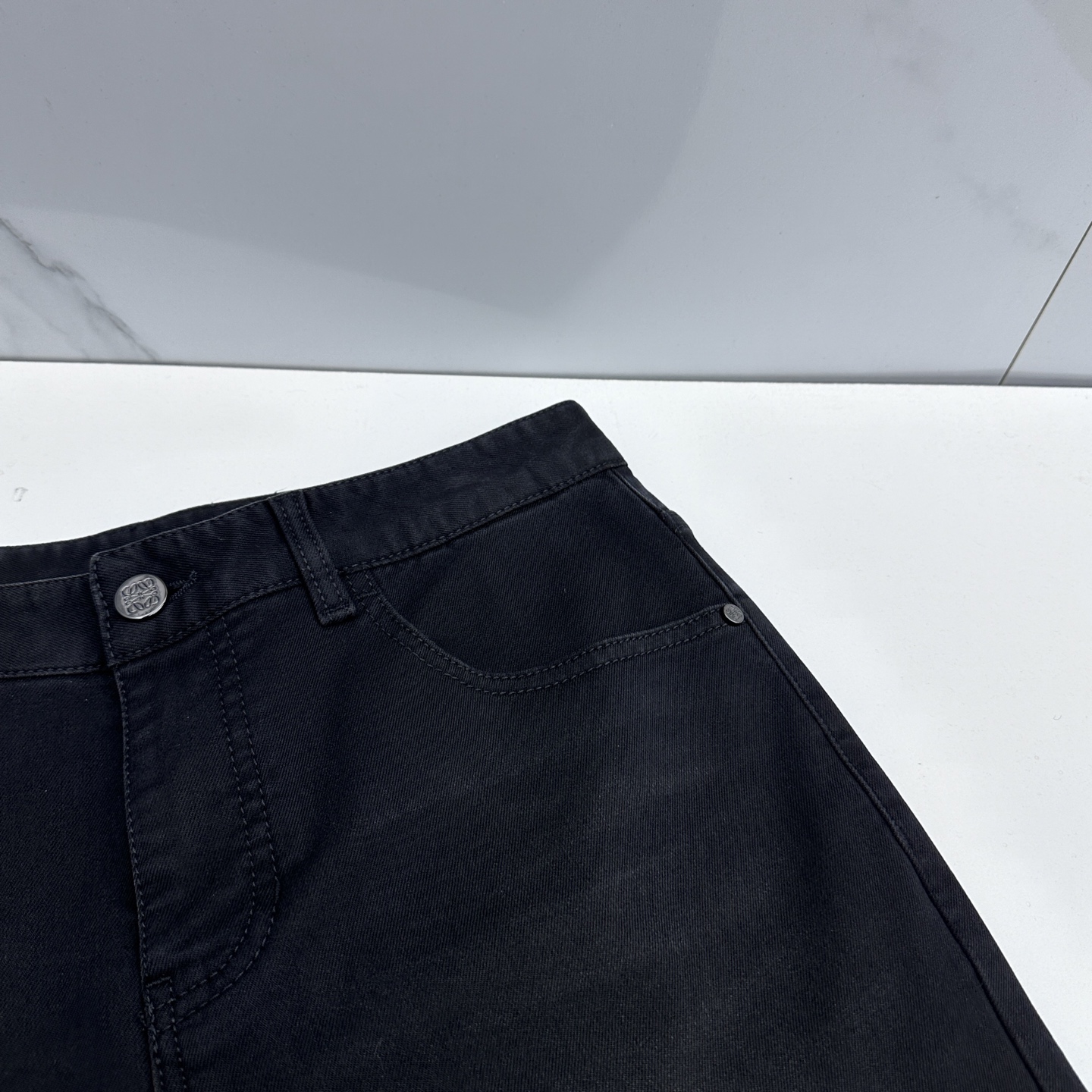 🆕LOEWE罗意威 男装系列属于时装圈无法复制和取代的存在，代表着意式典型的品牌 工艺、品质及剪裁设计都