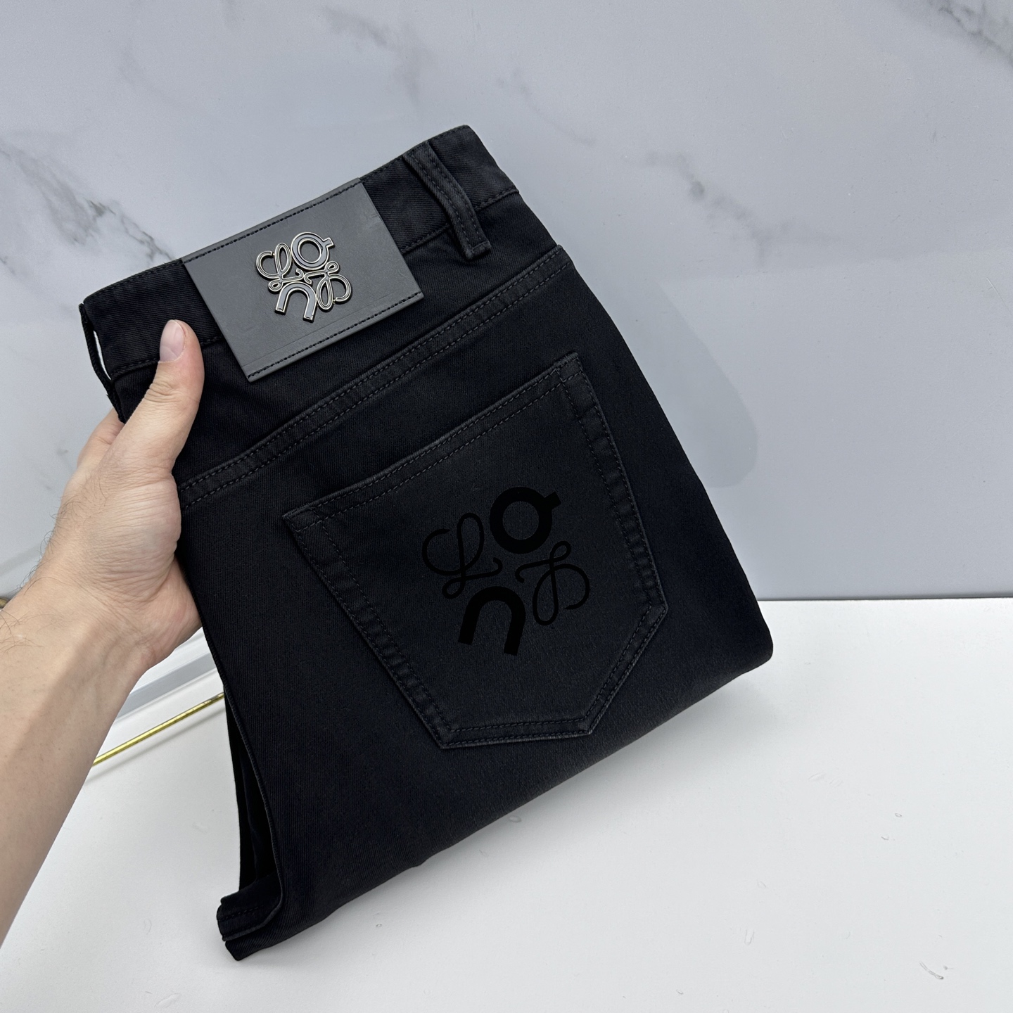 🆕LOEWE罗意威 男装系列属于时装圈无法复制和取代的存在，代表着意式典型的品牌 工艺、品质及剪裁设计都