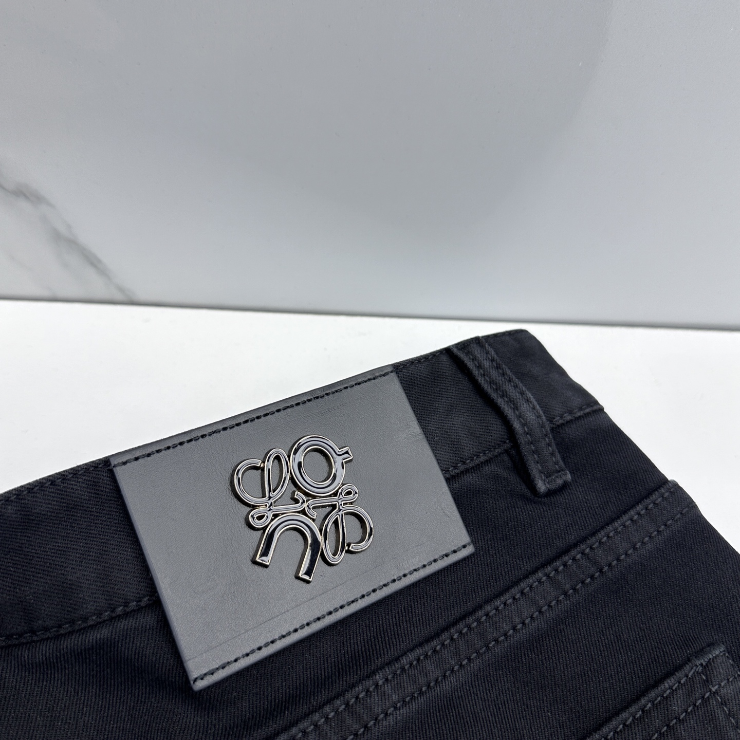 🆕LOEWE罗意威 男装系列属于时装圈无法复制和取代的存在，代表着意式典型的品牌 工艺、品质及剪裁设计都