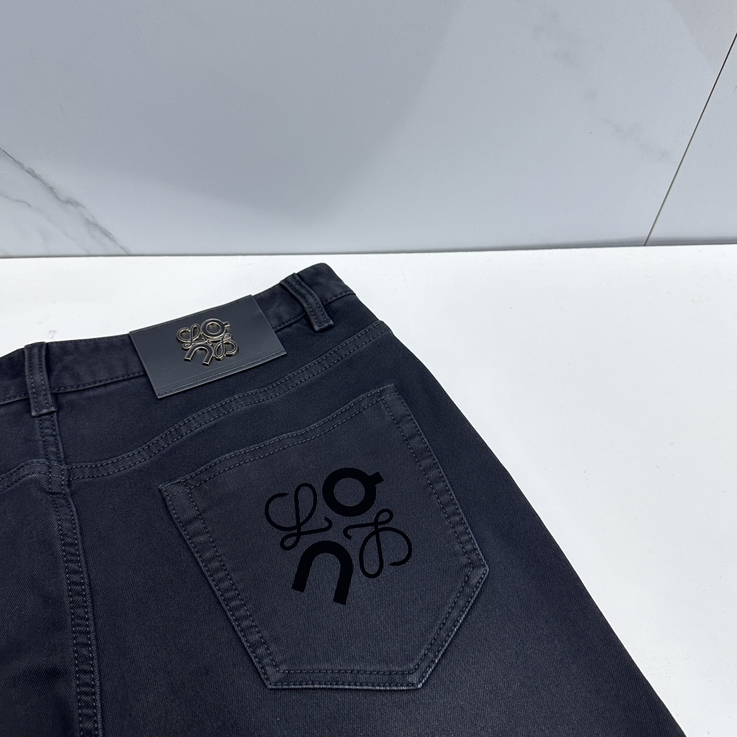 🆕LOEWE罗意威 男装系列属于时装圈无法复制和取代的存在，代表着意式典型的品牌 工艺、品质及剪裁设计都