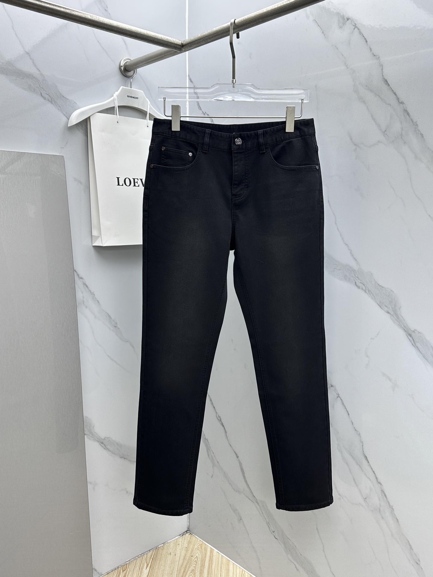 🆕LOEWE罗意威 男装系列属于时装圈无法复制和取代的存在，代表着意式典型的品牌 工艺、品质及剪裁设计都