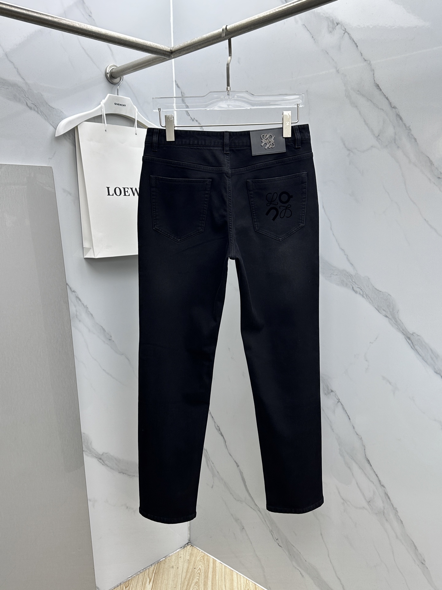 🆕LOEWE罗意威 男装系列属于时装圈无法复制和取代的存在，代表着意式典型的品牌 工艺、品质及剪裁设计都