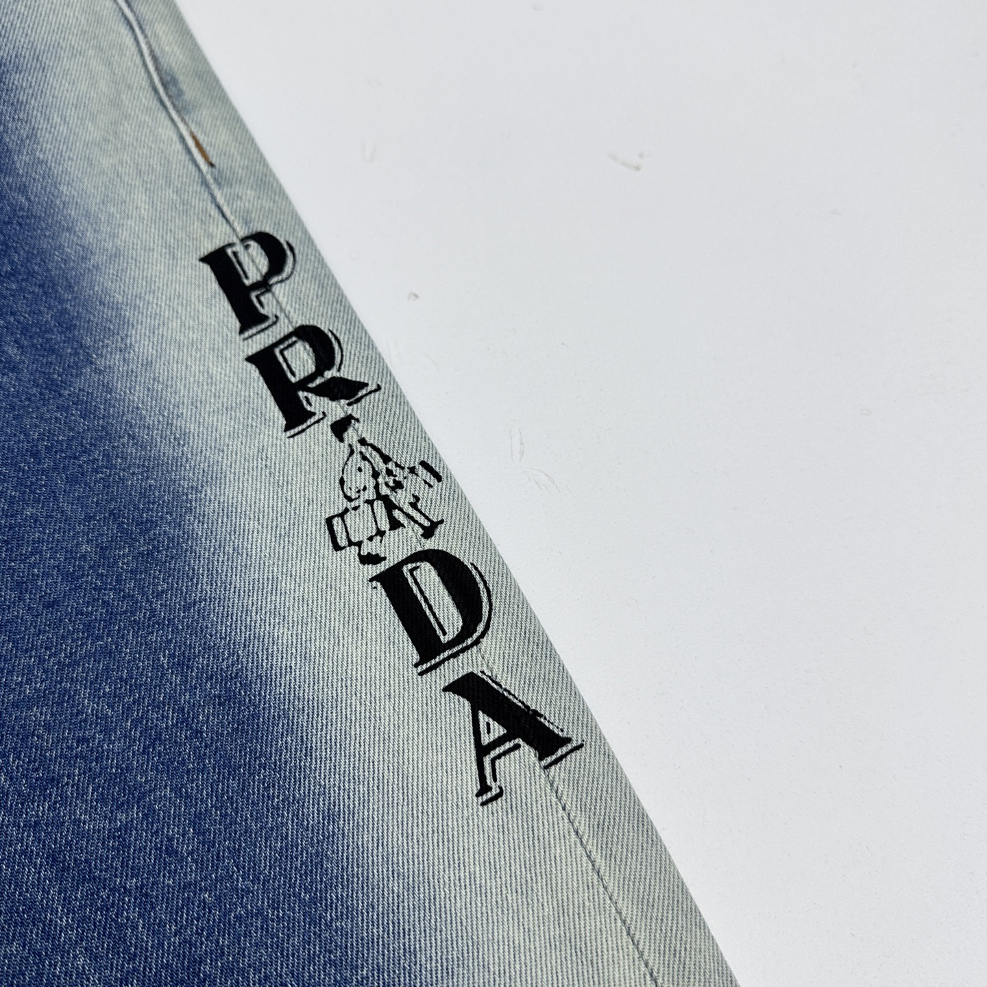 🆕Prada普拉达 🔥高端定制、26春季最新款洗水牛仔裤 柜台同步发售 原版定制复刻 客供定制辅料 原单