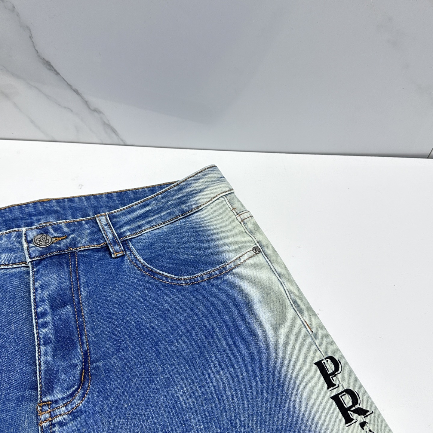 🆕Prada普拉达 🔥高端定制、26春季最新款洗水牛仔裤 柜台同步发售 原版定制复刻 客供定制辅料 原单