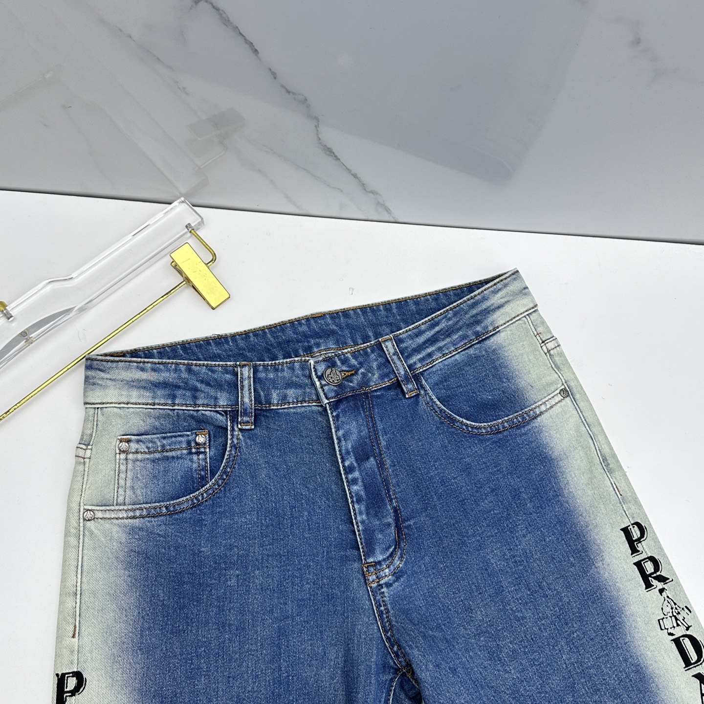 🆕Prada普拉达 🔥高端定制、26春季最新款洗水牛仔裤 柜台同步发售 原版定制复刻 客供定制辅料 原单