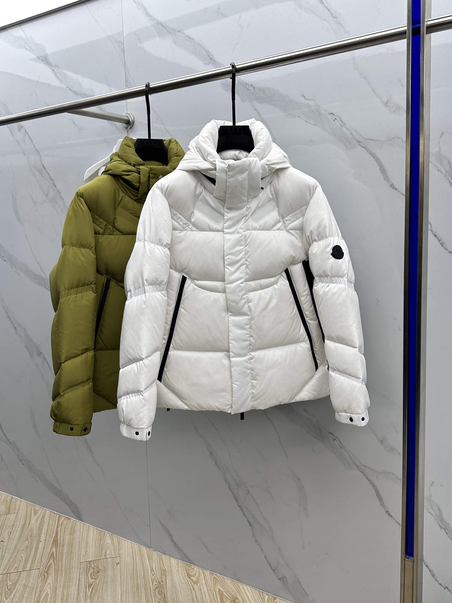 NO:712216,Annual guarantee Moncler muzzle New fashion casual hooded down jacket, 90# white duck down, every detail shows craftsmanship, enough advanced structural tailoring design changes to show men's diverse image changes, slim and neat, tailoring, to meet the current popular multi-layered wear, versatile style for life, high-quality bulk AL size 48-56,, Moncler, jackets & coats, down jacket, hats,19860909年保Moncler蒙口 新款时尚休闲款连帽羽绒外套,90#白鸭绒,处处细节显工艺足够的高级结构性剪裁的设计改变来展现男士多样的形象变化,修身利落、剪裁合体,满足时下正流行的多层次穿搭,生活百搭款式 高品质大货AL 码数48-56,,Moncler,jackets & coats,down jacket,hats,,Men's clothing