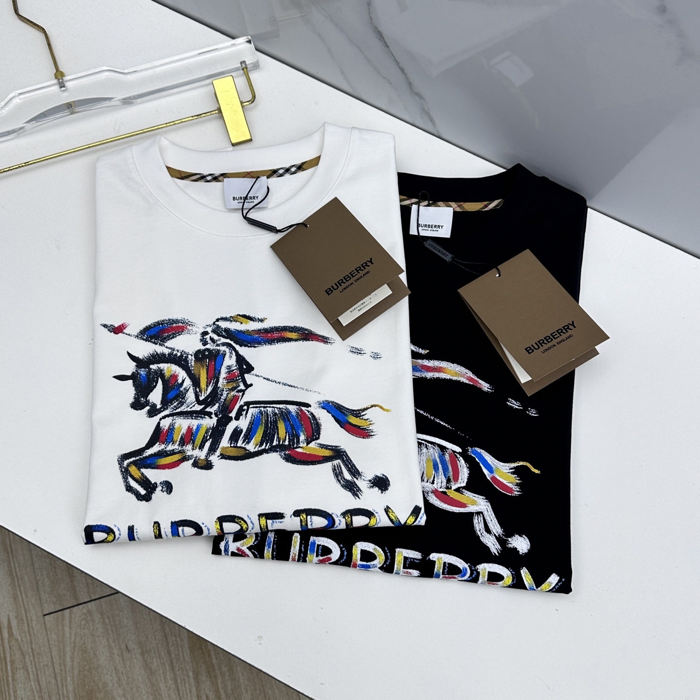 NO:735508,Burberry 2026 spring and summer new logo painted short-sleeved official website same T-shirt double yarn pure cotton fabric diversified matching caters to the current innovative trend of fashion cutting-edge collision of retro and modern elements extreme violent aesthetics. Fashion matching complete three standards dx size S-XXL,,burberry,burberry,T-shirt,tees,t-shirt,19860909Burberry巴宝莉 2026春夏新款logo彩绘短袖 官网同款T恤 双纱纯棉面料 多元化搭配 迎合眼下时尚前沿的创新趋势 复古与现代化元素的碰撞 极端的暴力美学.时尚搭配 三标齐全 dx 尺码S-XXL,,burberry,burberry,T-shirt,tees，t-shirt,,Men's clothing