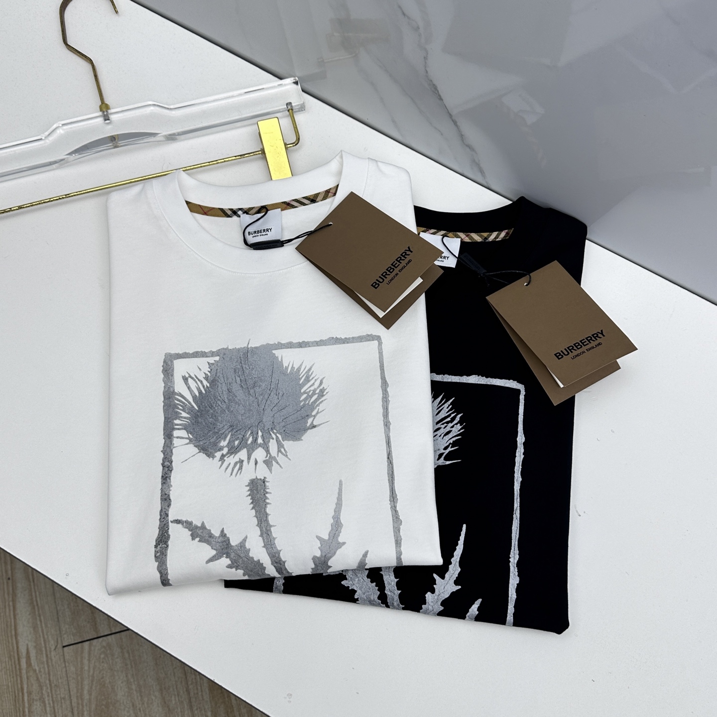 NO:735513,Burberry 2026 spring and summer new logo printed short-sleeved official website same T-shirt double yarn pure cotton fabric diversified matching caters to the current innovative trend of fashion cutting-edge collision of retro and modern elements extreme violent aesthetics. Fashion matching complete three standards dx size S-XXL,,burberry,burberry,T-shirt,tees,t-shirt,19860909Burberry巴宝莉 2026春夏新款logo印花短袖 官网同款T恤 双纱纯棉面料 多元化搭配 迎合眼下时尚前沿的创新趋势 复古与现代化元素的碰撞 极端的暴力美学.时尚搭配 三标齐全 dx 尺码S-XXL,,burberry,burberry,T-shirt,tees，t-shirt,,Men's clothing