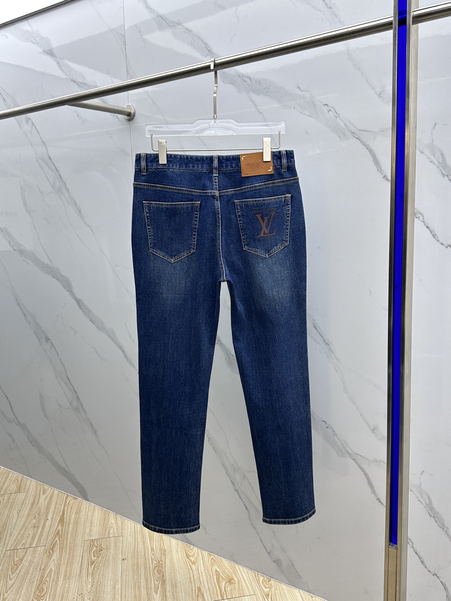 🆕LV路易威登 男装系列属于时装圈无法复制和取代的存在，代表着意式典型的品牌 工艺、品质及剪裁设计都堪称