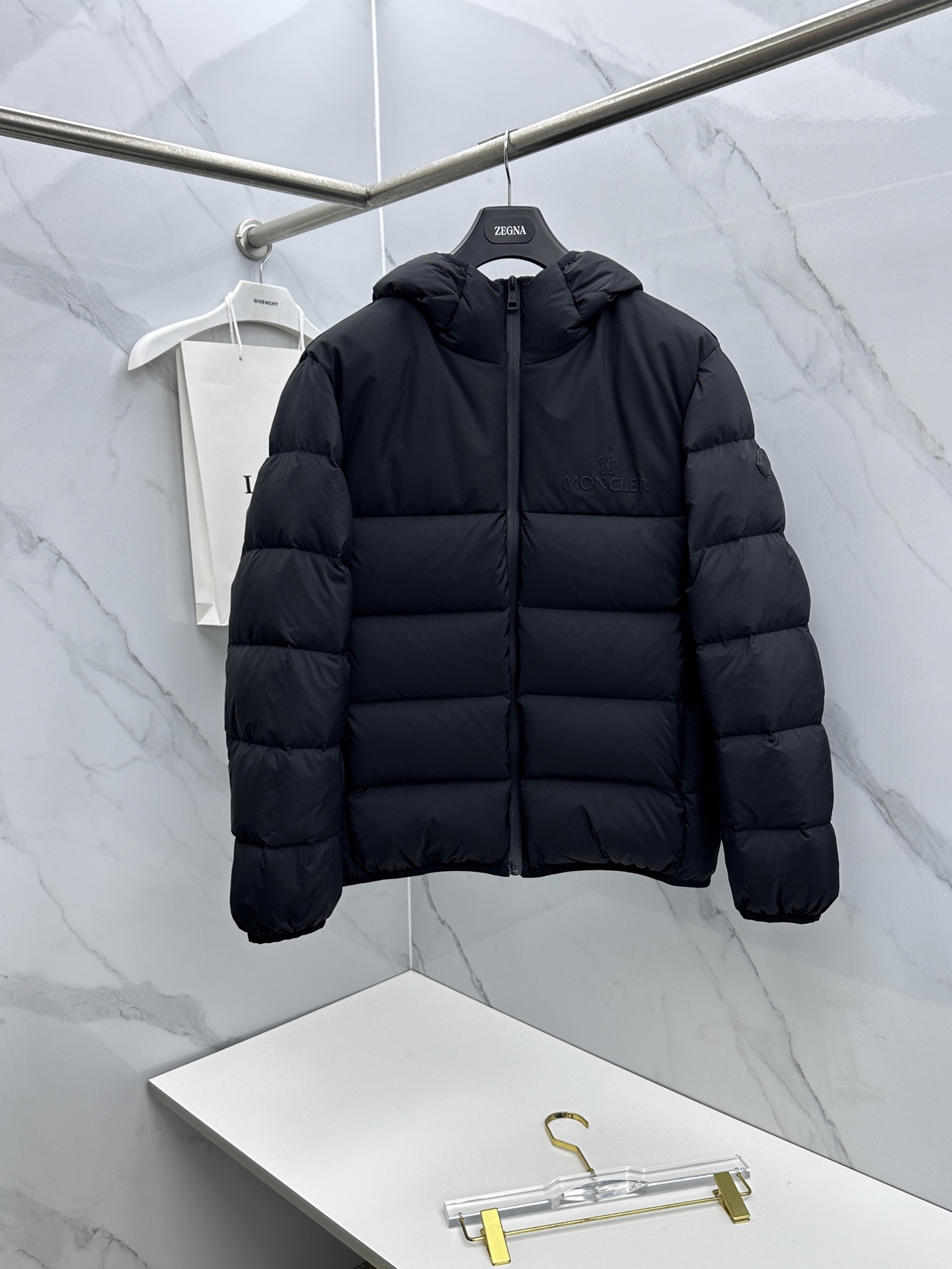 NO:712218,Annual guarantee Moncler muzzle New fashion casual hooded down jacket, super warm, 90# white duck down, every detail shows craftsmanship, enough advanced structural tailoring design changes to show men's diverse image changes, slim and neat, tailoring to meet the current popular multi-layered wear, versatile style for life. High-quality bulk AL size 1-5,, Moncler, jackets & coats, down jacket, hats,19860909年保Moncler蒙口 新款时尚休闲款连帽羽绒外套,超级保暖,90#白鸭绒,处处细节显工艺足够的高级结构性剪裁的设计改变来展现男士多样的形象变化,修身利落、剪裁合体,满足时下正流行的多层次穿搭,生活百搭款式 高品质大货AL 码数1-5,,Moncler,jackets & coats,down jacket,hats,,Men's clothing