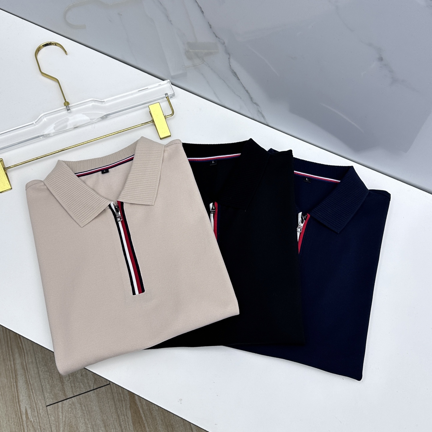 NO:712220,TOMMY 2026 spring and summer new lapel polo shirt short-sleeved T-shirt, simple, fashionable and versatile, zipper design, threaded knitted collar, custom imported double-strand mercerized pique cotton fabric, comfortable to wear, breathable, high-grade and textured, fashionable and casual, standard for successful people nb size M-4XL,, tom ford, T-shirt, tees, t-shirt,19860909TOMMY 2026春夏新款翻领Polo衫短袖T恤 简洁时尚百搭 拉链设计 螺纹针织领口 定制进口双股丝光珠地棉面料 穿着舒适 透气 档次高很有质感 时尚休闲 成功人士标配 nb 尺码M-4XL,,tom ford,T-shirt,tees，t-shirt,,Men's clothing