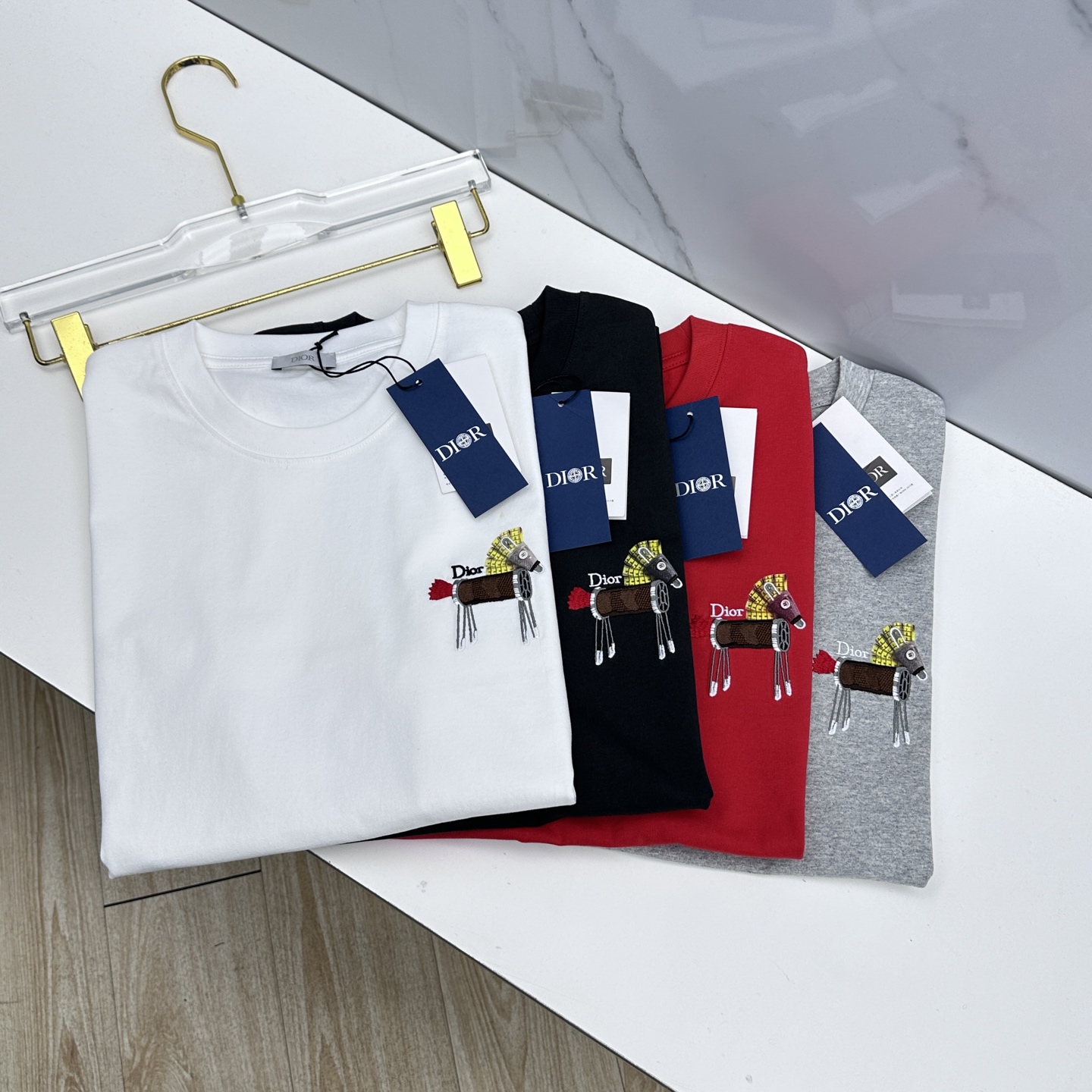 NO:712224,Dior Dior 2026FW Year of the Horse limited special edition short-sleeved T-shirt. This T-shirt is a new product in the 2026 spring series. It is embellished with a cartoon pony logo and buttons!  Carefully made of cotton jersey fabric, round neck design. Classic silhouette, can be matched with all kinds of trousers to create a casual look. A7 sizes S-XL, dior, dior, T-shirt, tees, t-shirt,19860909Dior迪奥 2026FW马年限定特别版短袖T恤,这款 T 恤是二零二六春季系列新品,刺饰以 卡通小马标志配以钮扣点缀其中！采用棉质平纹针织面料精心制作,圆领设计.经典廓形,可与各类裤装搭配,打造休闲的造型.A7 尺码S-XL,,dior,dior,T-shirt,tees，t-shirt,,Men's clothing