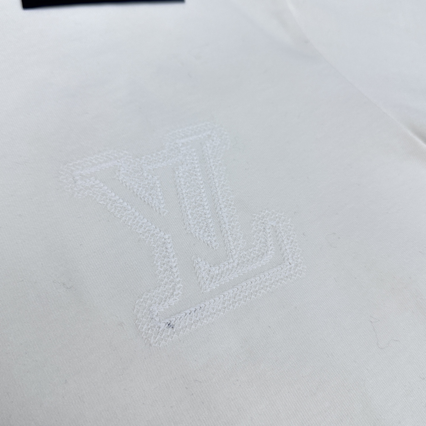 🆕LV路易威登 微阔 新款首发专柜最新款短袖圆领T恤 高端订制 设计前卫时尚！品牌logo重工艺设计 高