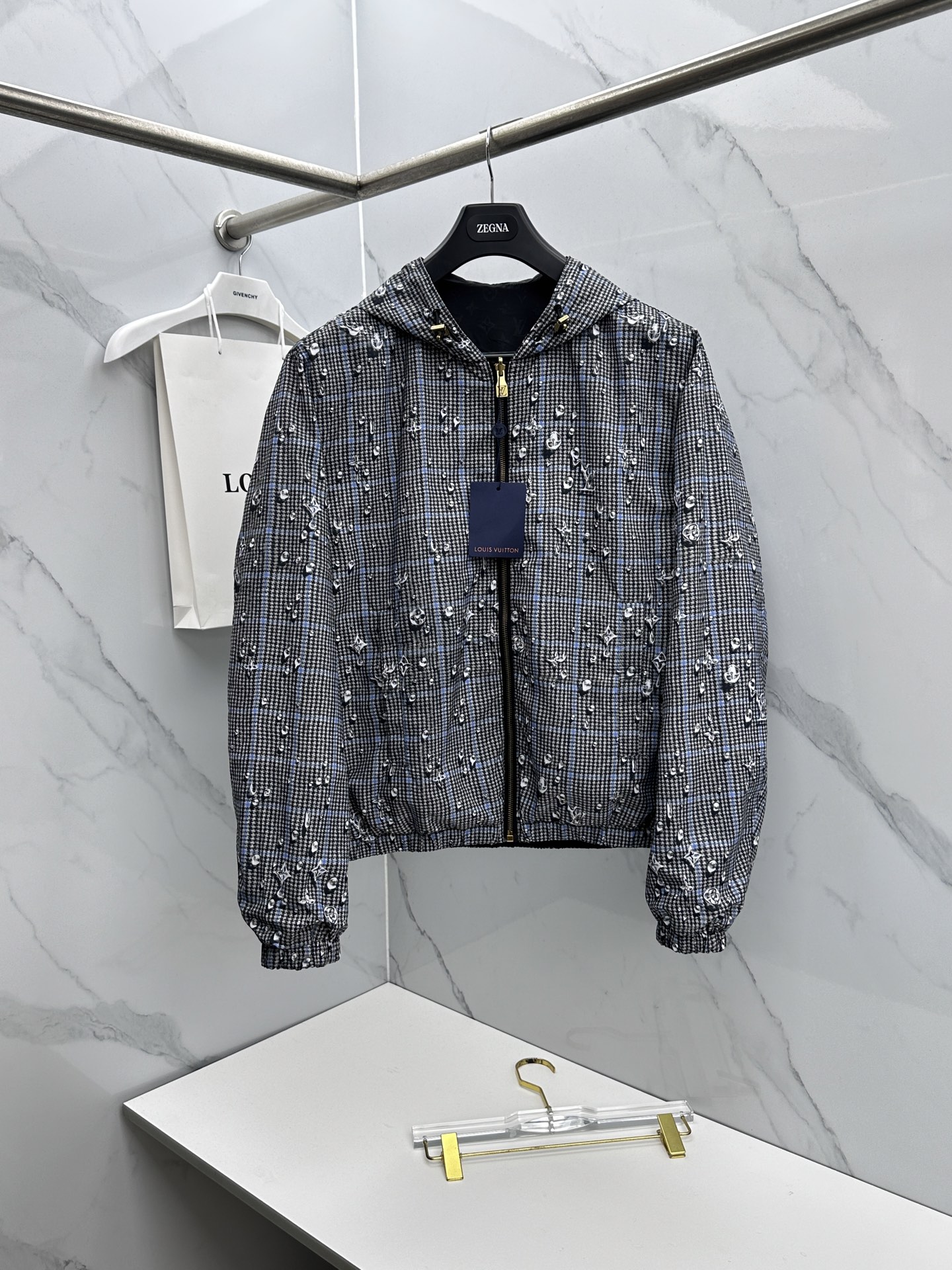 NO:735542,Louis Vuitton Louis Vuitton 2026 early spring series, the same raindrop printed hooded reversible nylon jacket from the official website. Same style for men and women. Reversible hooded long-sleeved MONOGRAM double-sided windproof. The Waterdrop print consists of the Monogram logo, which turns into a raindrop effect pattern. The other side is a black low-key design, supplemented by a low-key monogram jacquard of the same color, elastic band waist and hem. A7 sizes S-XL, Louis Vuitton, Louis  vuitton,jackets & coats,hats,19860909Louis Vuitton路易威登 2026早春系列,官网同款雨滴印花连帽双面穿尼龙夹克 男女同款 双面穿连帽长袖MONOGRAM 双面防风,Waterdrop 印花由Monogram标识组成,化作雨滴效果图案另一面黑色低调设计,辅以低调的同色Monogram提花,弹力带腰围和下摆.A7 尺码S-XL,,louis vuitton,louis vuitton,jackets & coats,hats,,Men's clothing