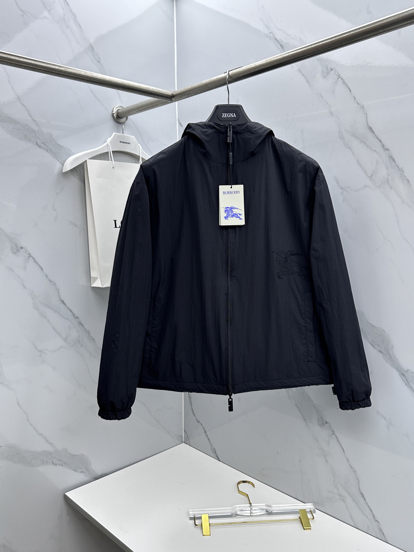 NO:735500,Burberry reversible plaid jacket, 2026 early spring series released on the official website, same style for men and women. One side is black and white plaid, full of retro British style; the other side is solid color, simple and full of modernity.  Lightweight fabric + two-way zipper + drawstring hood, elastic ribbed cuffs, comfortable and practical to wear! Loose cut, easy to manage for commuting and leisure, plaid surface yuppie, solid color surface elite feel, switch styles at will, super versatile for urban wear! Three standards are complete. A7 sizes S-XL,, burberry, burberry, jackets & coats, hats,19860909Burberry巴宝莉 双面穿格纹夹克,2026早春系列官网发布 男女同款 一面是黑白格纹,复古英伦风满满；另一面纯色简约,现代感十足. 轻盈面料+双向拉链+抽绳帽兜,袖口弹性罗纹,穿着舒适又实用!.宽松剪裁,通勤休闲都能轻松驾驭,格纹面雅痞,纯色面精英感,随心切换风格,都市穿搭超百搭!三标齐全.A7 尺码S-XL,,burberry,burberry,jackets & coats,hats,,Men's clothing