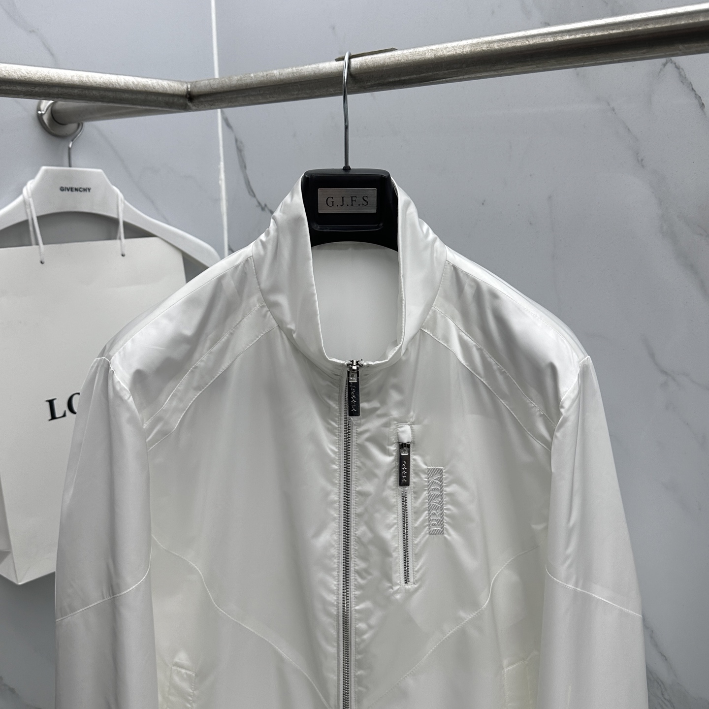 🆕Prada普拉达 2026早春系列，最新时尚立领夹克外套.处处细节显工艺足够的高级 结构性剪裁的设计改