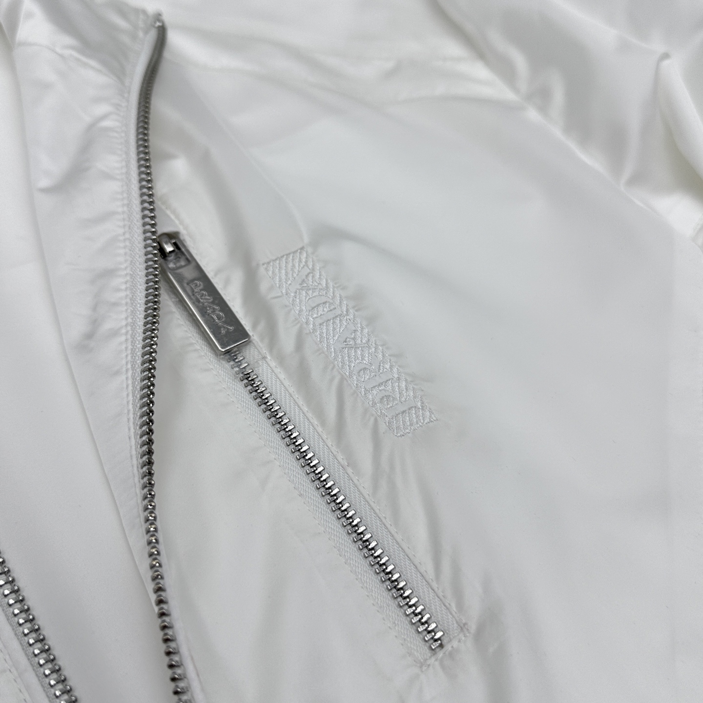 🆕Prada普拉达 2026早春系列，最新时尚立领夹克外套.处处细节显工艺足够的高级 结构性剪裁的设计改