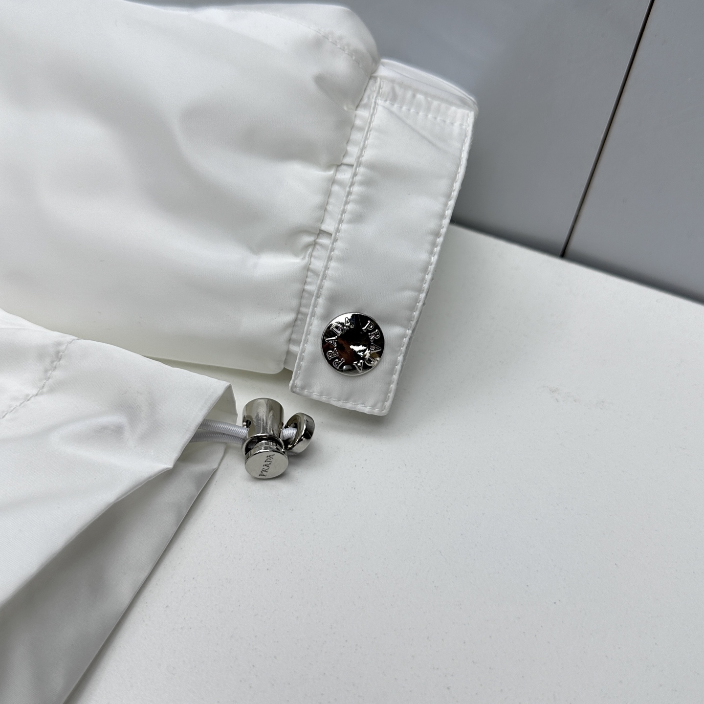 🆕Prada普拉达 2026早春系列，最新时尚立领夹克外套.处处细节显工艺足够的高级 结构性剪裁的设计改