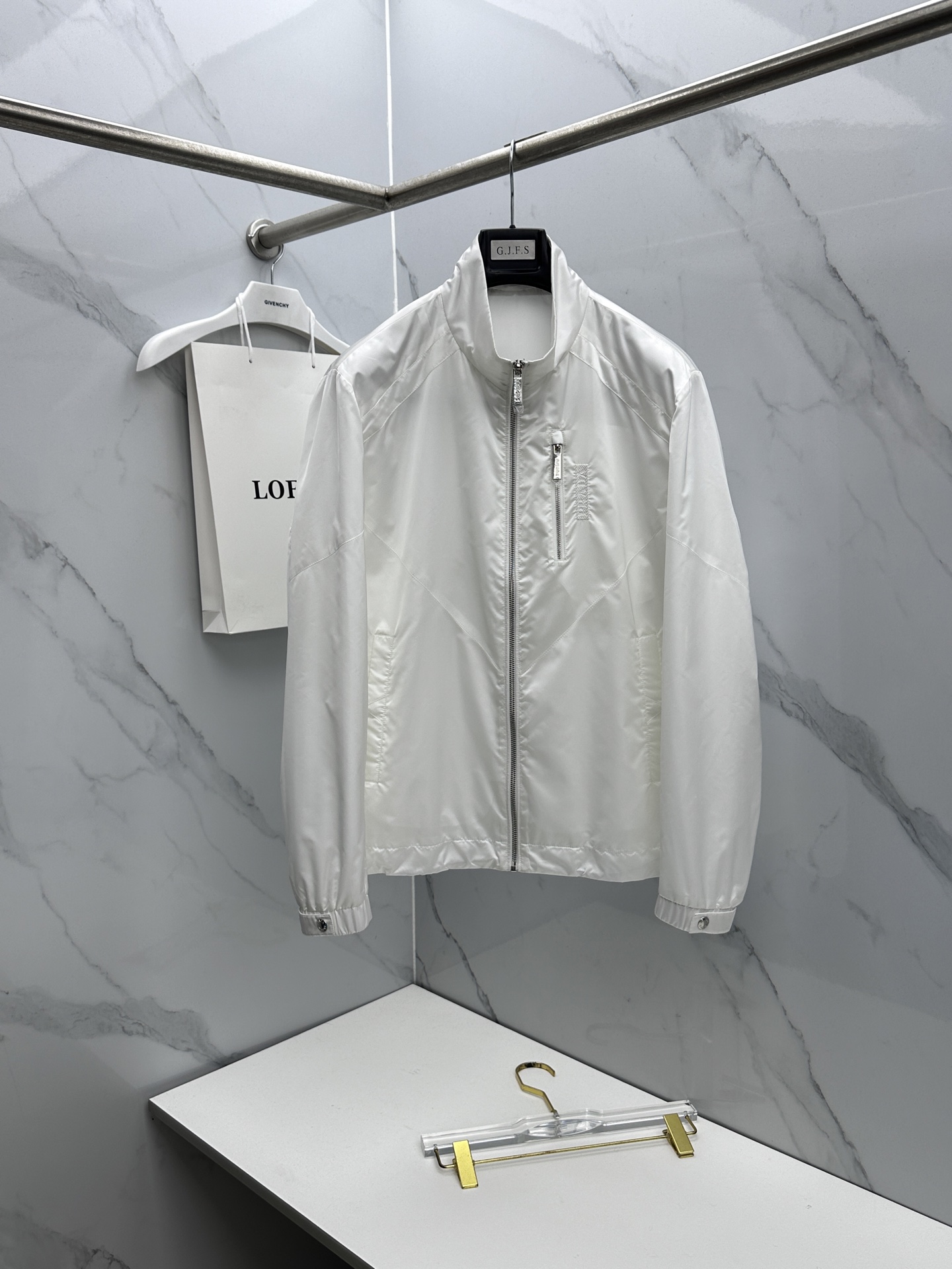 🆕Prada普拉达 2026早春系列，最新时尚立领夹克外套.处处细节显工艺足够的高级 结构性剪裁的设计改