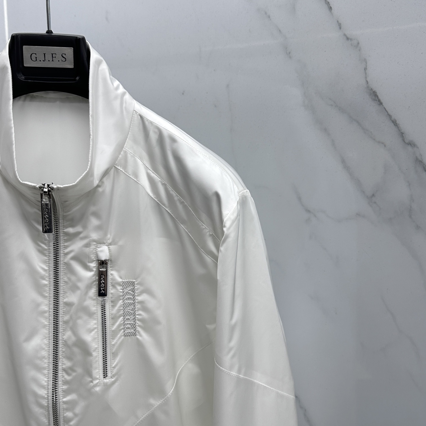 🆕Prada普拉达 2026早春系列，最新时尚立领夹克外套.处处细节显工艺足够的高级 结构性剪裁的设计改