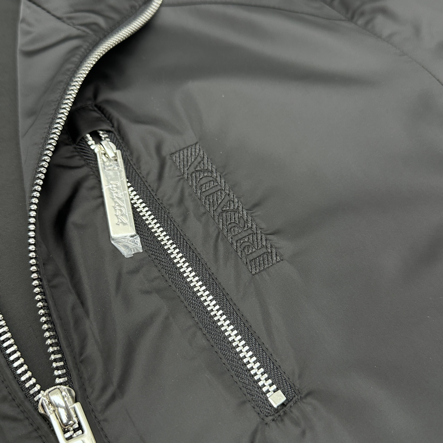 🆕Prada普拉达 2026早春系列，最新时尚立领夹克外套.处处细节显工艺足够的高级 结构性剪裁的设计改