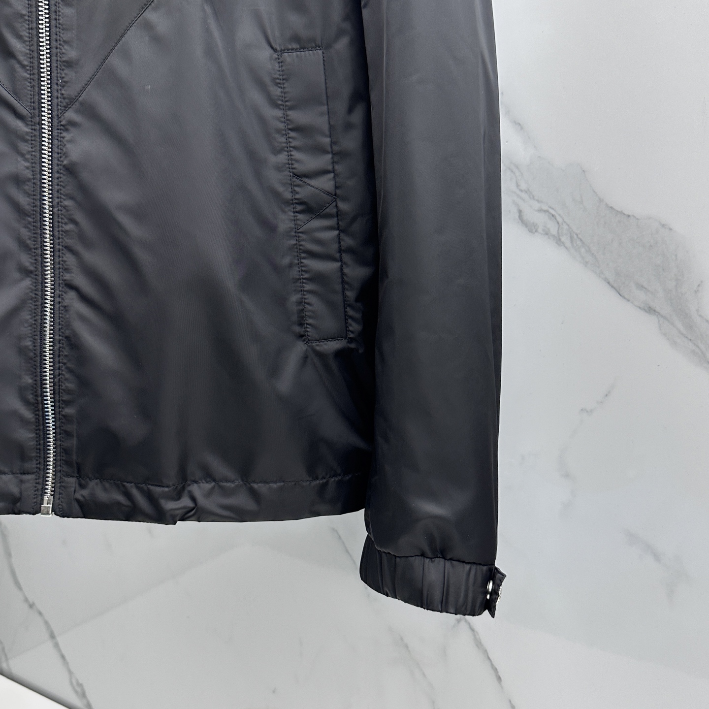 🆕Prada普拉达 2026早春系列，最新时尚立领夹克外套.处处细节显工艺足够的高级 结构性剪裁的设计改