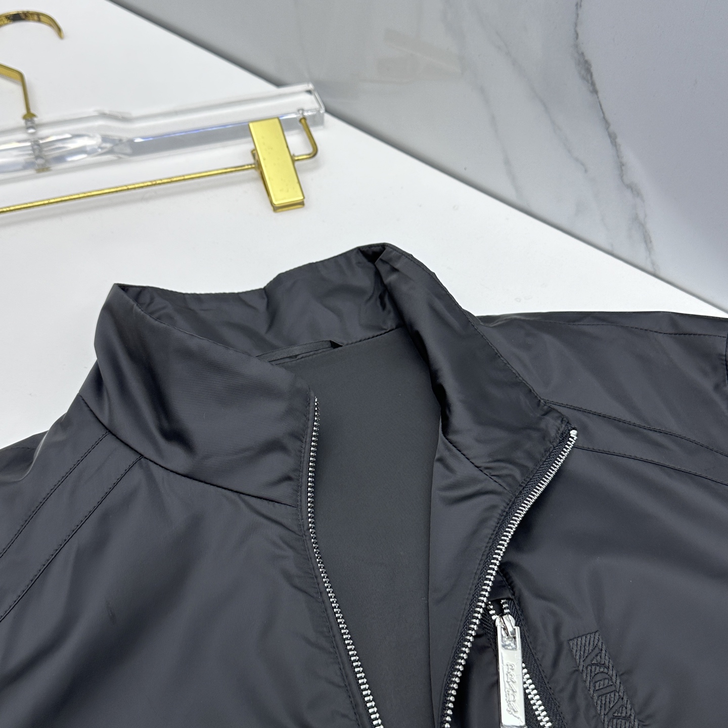 🆕Prada普拉达 2026早春系列，最新时尚立领夹克外套.处处细节显工艺足够的高级 结构性剪裁的设计改