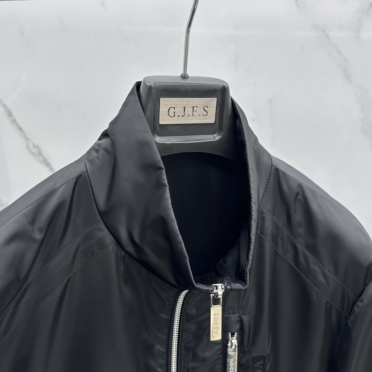 🆕Prada普拉达 2026早春系列，最新时尚立领夹克外套.处处细节显工艺足够的高级 结构性剪裁的设计改