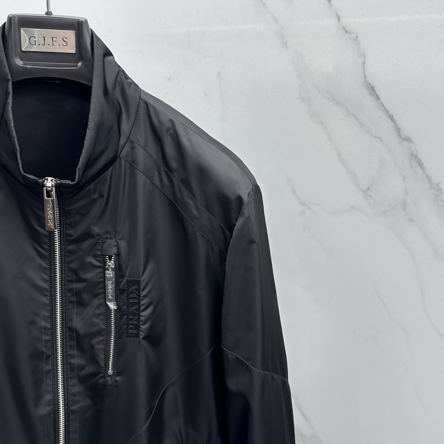 🆕Prada普拉达 2026早春系列，最新时尚立领夹克外套.处处细节显工艺足够的高级 结构性剪裁的设计改