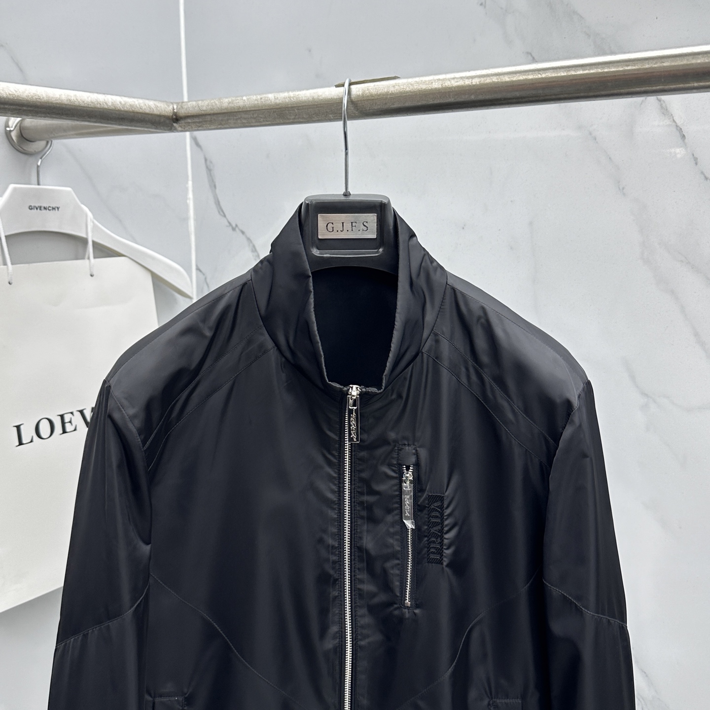 🆕Prada普拉达 2026早春系列，最新时尚立领夹克外套.处处细节显工艺足够的高级 结构性剪裁的设计改