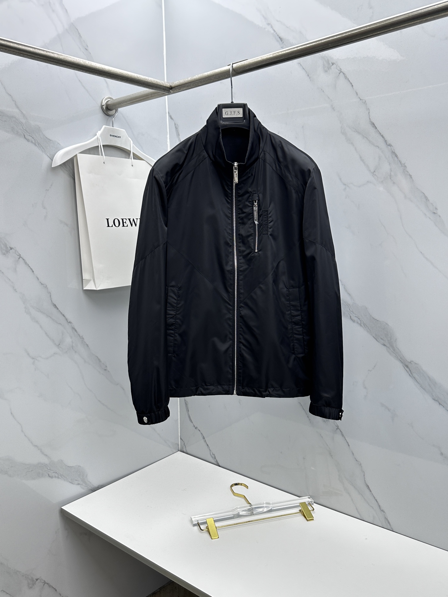 🆕Prada普拉达 2026早春系列，最新时尚立领夹克外套.处处细节显工艺足够的高级 结构性剪裁的设计改