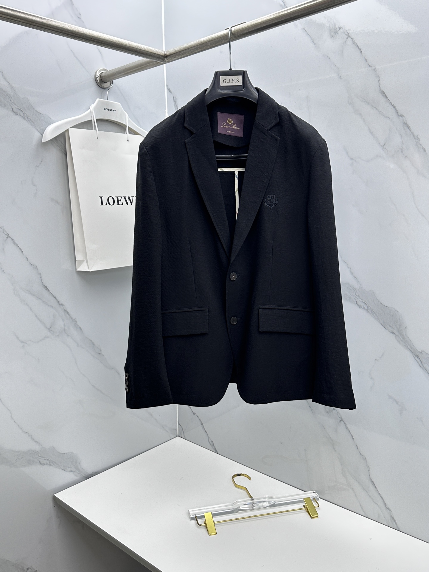 NO:757005,Loro Piana 2026 early spring old-money style cotton and linen series, the latest fashionable men's suit jackets. Custom-woven and custom-dyed fabrics. Every detail shows craftsmanship. Sufficient advanced structural tailoring design changes to show men's diverse image changes. Slim and neat, tailored to meet the popular multi-layered wear. Customized horn buttons, unique. Versatile style for life. Complete with three standards. Boutique shipment hs size M-3XL, loro piana, jackets &  coats, business suits,19860909Loro Piana 2026早春老钱风棉麻系列,最新时尚男款西装外套.定织定染面料.处处细节显工艺足够的高级结构性剪裁的设计改变来展现男士多样的形象变化,修身利落、剪裁合体,满足时下正流行的多层次穿搭,定制牛角纽扣,独一无二.生活百搭款式 三标齐全 精品出货hs 尺码M-3XL,,loro piana,jackets & coats,business suit,,Men's clothing