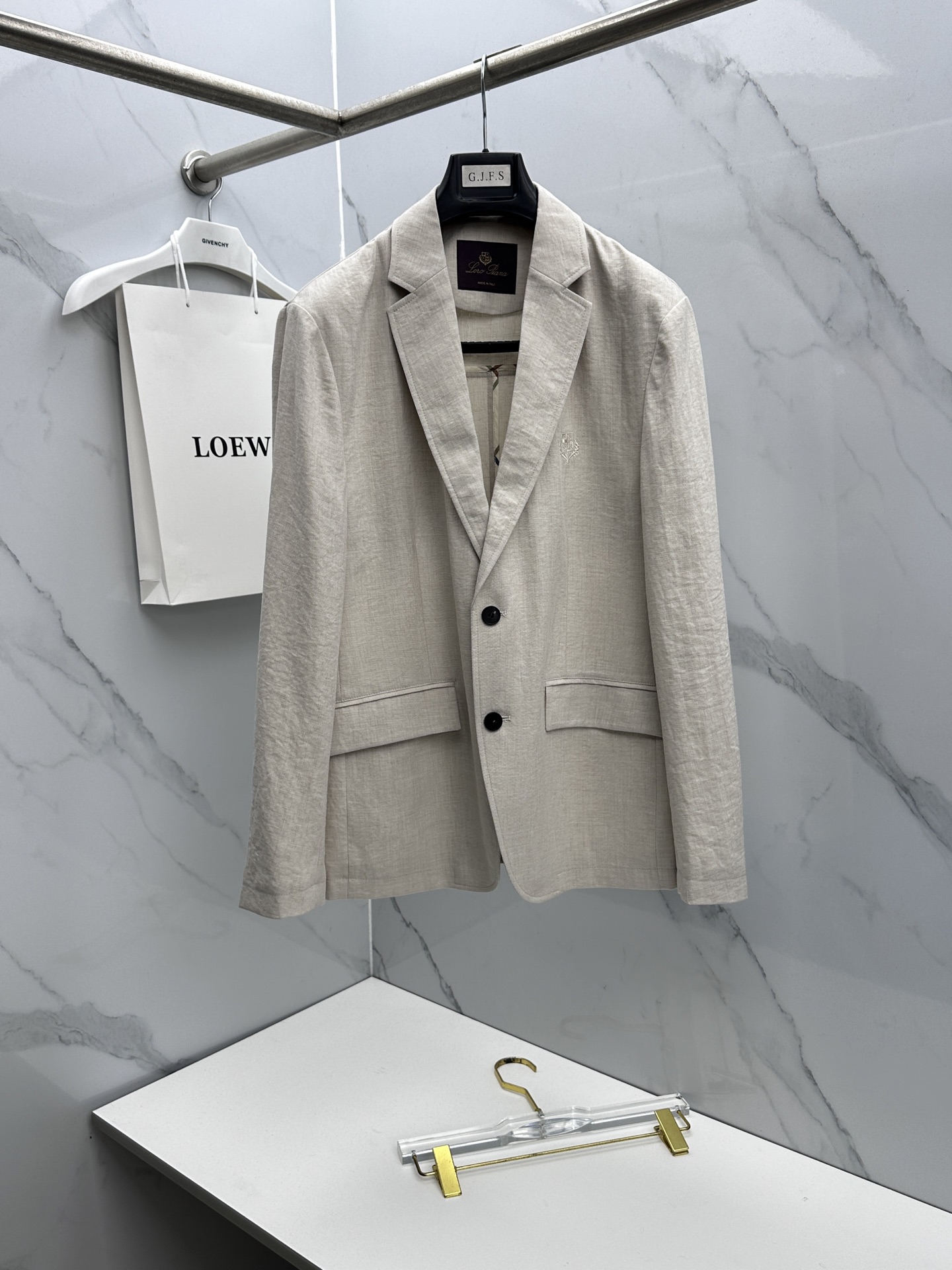 NO:759736,Loro Piana 2026 early spring old-money style cotton and linen series, the latest fashionable men's suit jackets. Custom-woven and custom-dyed fabrics. Every detail shows craftsmanship. Sufficient advanced structural tailoring design changes to show men's diverse image changes. Slim and neat, tailored to meet the popular multi-layered wear. Customized horn buttons, unique. Versatile style for life. Complete with three standards. Boutique shipment hs size M-3XL, loro piana, jackets &  coats, business suits,19860909Loro Piana 2026早春老钱风棉麻系列,最新时尚男款西装外套.定织定染面料.处处细节显工艺足够的高级结构性剪裁的设计改变来展现男士多样的形象变化,修身利落、剪裁合体,满足时下正流行的多层次穿搭,定制牛角纽扣,独一无二.生活百搭款式 三标齐全 精品出货hs 尺码M-3XL,,loro piana,jackets & coats,business suit,,Men's clothing