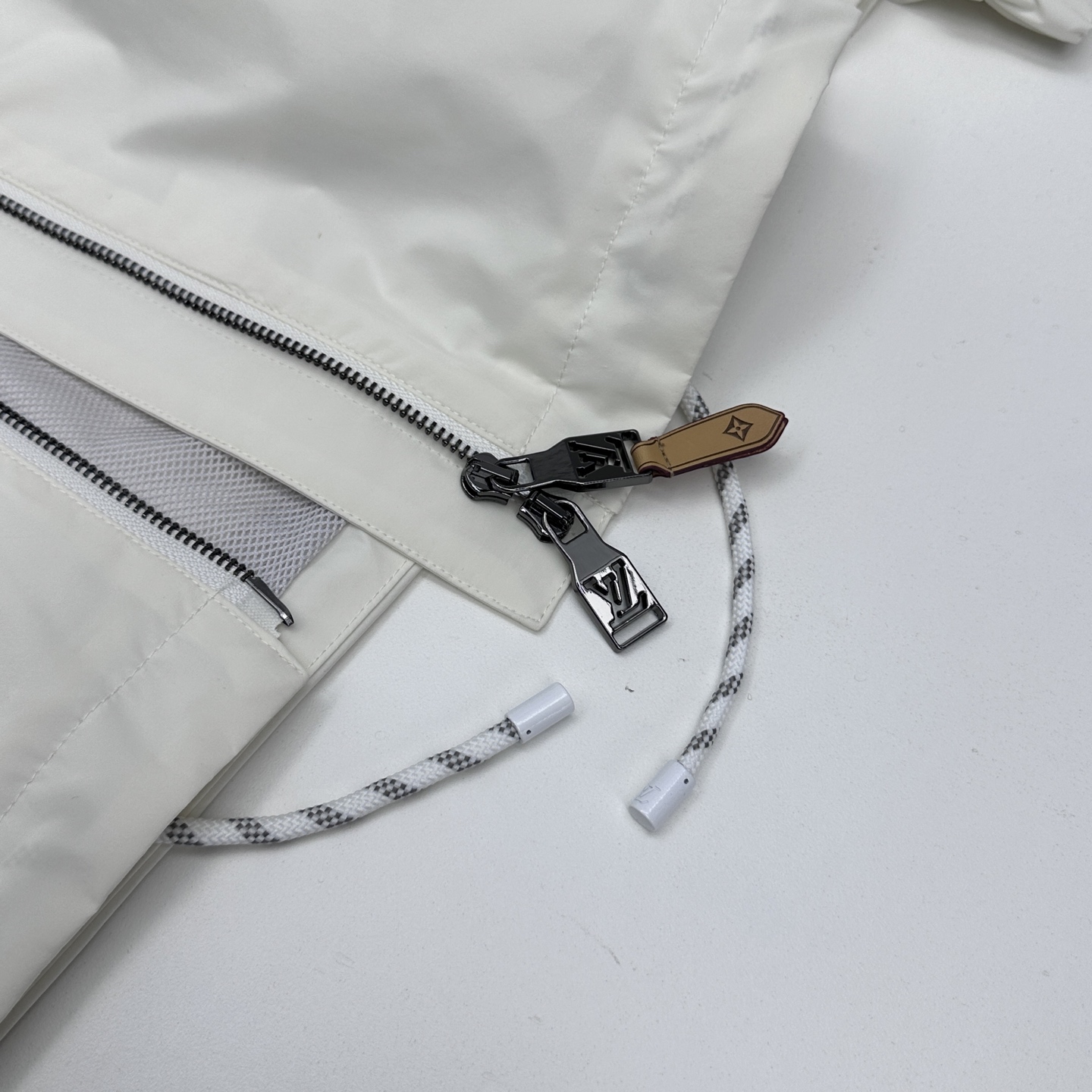 🆕LV路易威登 2026早春系列，最新时尚连帽夹克外套.logo提花拼接。处处细节显工艺足够的高级 结构