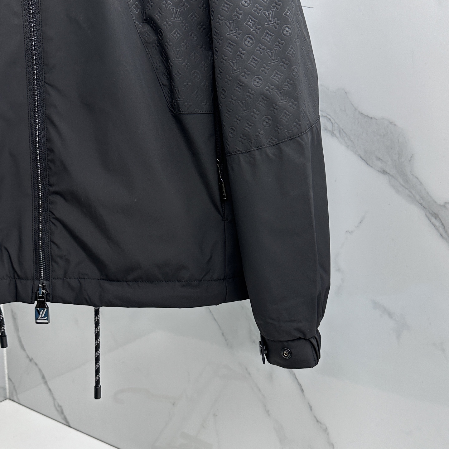 🆕LV路易威登 2026早春系列，最新时尚连帽夹克外套.logo提花拼接。处处细节显工艺足够的高级 结构