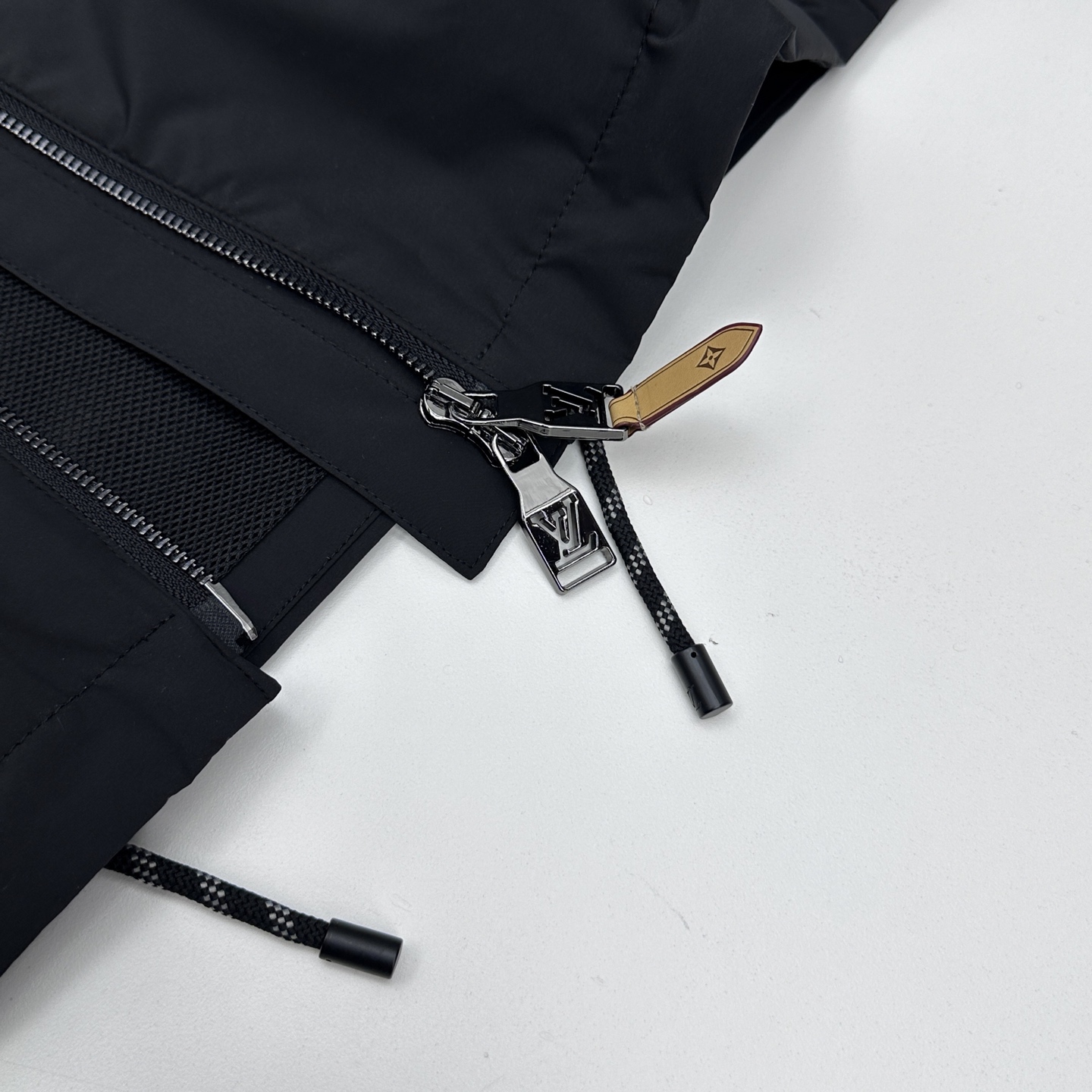 🆕LV路易威登 2026早春系列，最新时尚连帽夹克外套.logo提花拼接。处处细节显工艺足够的高级 结构