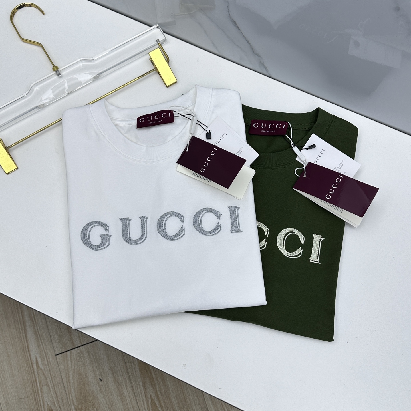 NO:759715,Gucci Gucci Weikuo new launch counter latest short-sleeved round neck T-shirt high-end custom design avant-garde fashion!  The brand logo is designed with heavy craftsmanship. High-end long-staple cotton fabric. Soft to the touch. Comfortable to wear. Counter-level exquisite stitching. Fine workmanship. The upper body effect is incomparably handsome!  A must-have item for a stylish man!  A7 original product, sizes S-XL,,gucci,gucci,T-shirt,tees,t-shirt,19860909Gucci古驰 微阔 新款首发专柜最新款短袖圆领T恤 高端订制 设计前卫时尚！品牌logo重工艺设计 高端长绒棉面料.手感柔软.穿着舒适.专柜级别精致车线.做工精细.上身效果无敌帅气！型男必备单品！A7原单出品 尺码S-XL,,gucci,gucci,T-shirt,tees，t-shirt,,Men's clothing