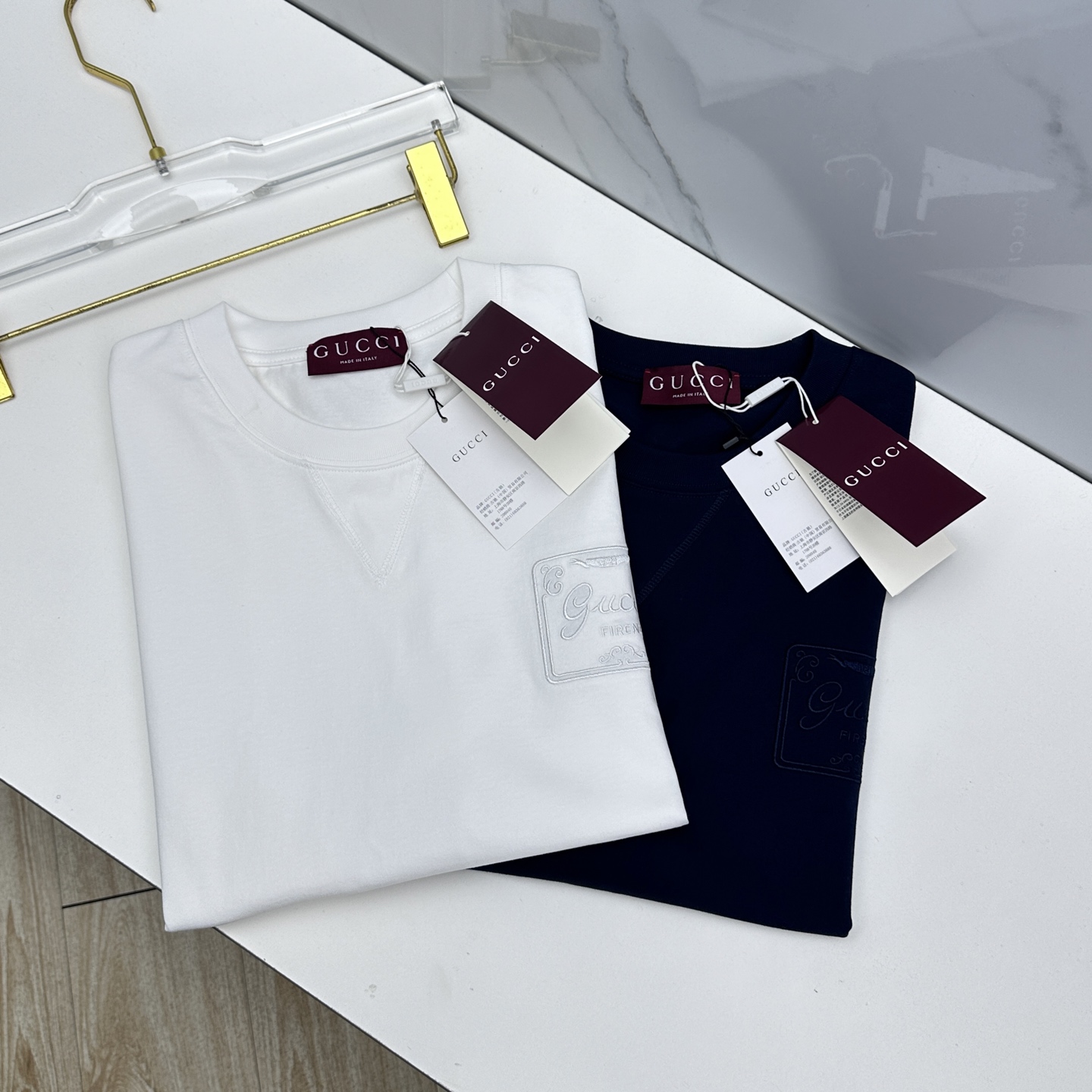 NO:746009,Gucci Gucci Weikuo new launch counter latest short-sleeved round neck T-shirt high-end custom design avant-garde fashion!  The brand logo is designed with heavy craftsmanship. High-end long-staple cotton fabric. Soft to the touch. Comfortable to wear. Counter-level exquisite stitching. Fine workmanship. The upper body effect is incomparably handsome!  A must-have item for a stylish man!  A7 original product, sizes S-XL,,gucci,gucci,T-shirt,tees,t-shirt,19860909Gucci古驰 微阔 新款首发专柜最新款短袖圆领T恤 高端订制 设计前卫时尚！品牌logo重工艺设计 高端长绒棉面料.手感柔软.穿着舒适.专柜级别精致车线.做工精细.上身效果无敌帅气！型男必备单品！A7原单出品 尺码S-XL,,gucci,gucci,T-shirt,tees，t-shirt,,Men's clothing