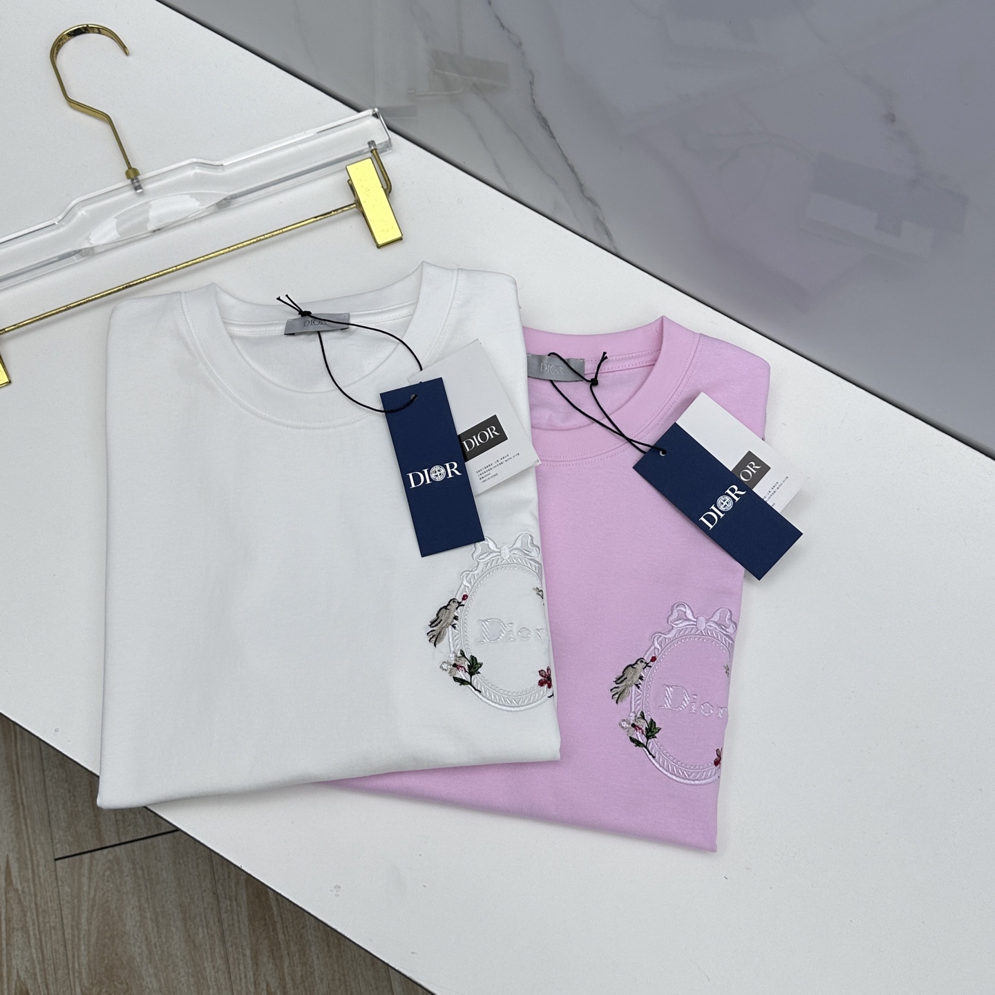 NO:733451,Dior Dior Weikuo, the latest short-sleeved round-neck T-shirt at the launch counter, high-end customization, limited edition flower and bird logo embroidery, designed with brand logo and heavy craftsmanship, high-end long-staple cotton fabric. Soft to the touch. Comfortable to wear. Counter-level exquisite stitching. Fine workmanship. Very wide and has a hammered feel!  A must-have item for a stylish man!  A7 original product, sizes S-XL,, dior, dior, T-shirt, tees, t-shirt,19860909Dior迪奥 微阔 新款首发专柜最新款短袖圆领T恤 高端订制 限定花卉鸟标识刺绣 配合品牌logo重工艺设计 高端长绒棉面料.手感柔软.穿着舒适.专柜级别精致车线.做工精细.挺阔有锤坠感！型男必备单品！A7原单出品 尺码S-XL,,dior,dior,T-shirt,tees，t-shirt,,Men's clothing