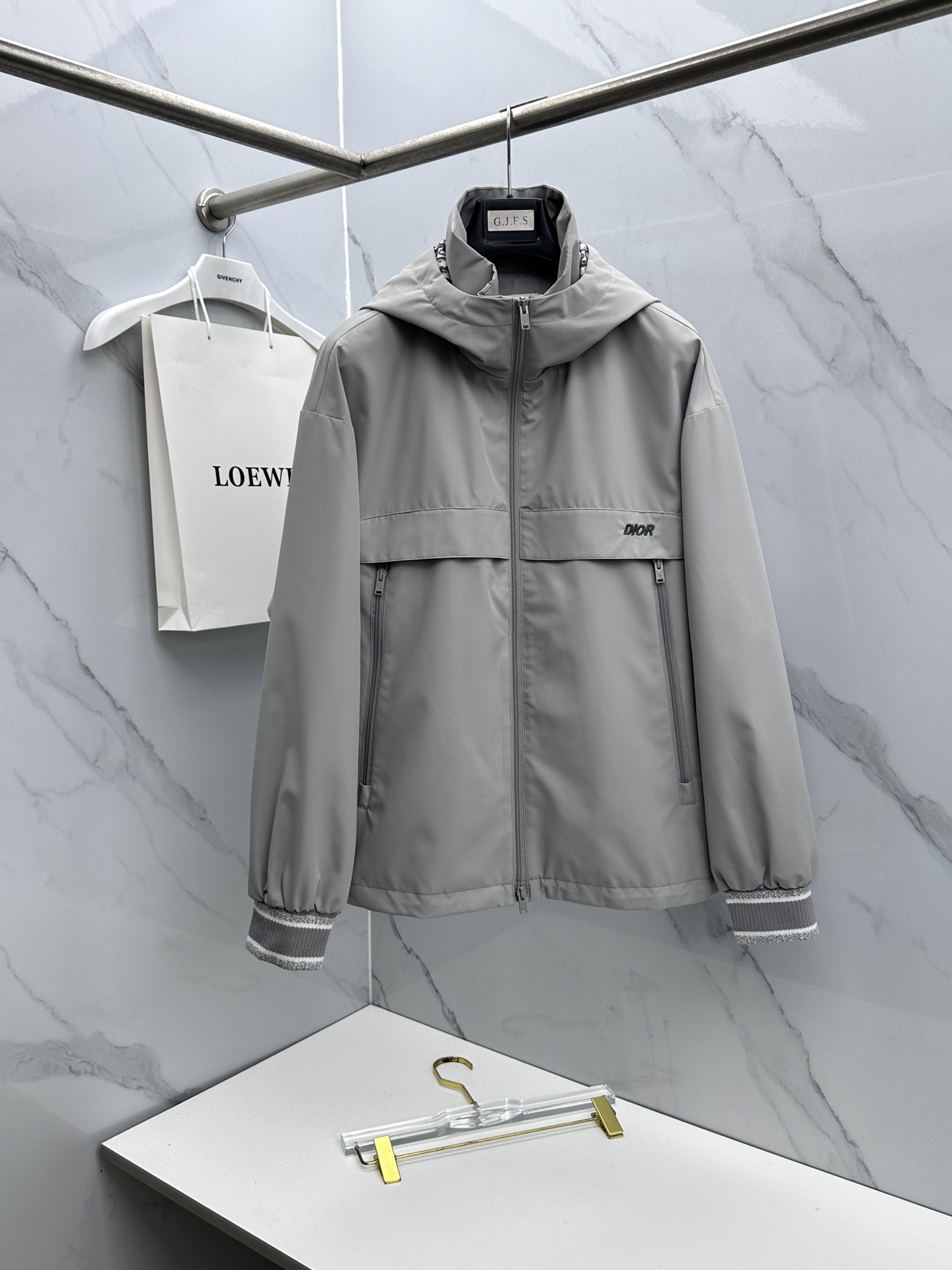 NO:735518,Dior Dior 2026 early spring series, the latest fashionable hooded jacket. Every detail shows the craftsmanship and the design changes of advanced structural tailoring are enough to show the diverse image changes of men. Slim and neat, tailored to meet the current trend of multi-layered wear, custom-made buckles, unique. All-match styles for life. Complete with three standards. Boutique shipment dx size M-3XL,, dior, dior, jackets & coats, jackets & coats, hats,19860909Dior迪奥 2026早春系列,最新时尚连帽夹克外套.处处细节显工艺足够的高级结构性剪裁的设计改变来展现男士多样的形象变化,修身利落、剪裁合体,满足时下正流行的多层次穿搭,定制钉扣,独一无二.生活百搭款式 三标齐全 精品出货dx 尺码M-3XL,,dior,dior,jackets & coats,jackets & coats,hats,,Men's clothing