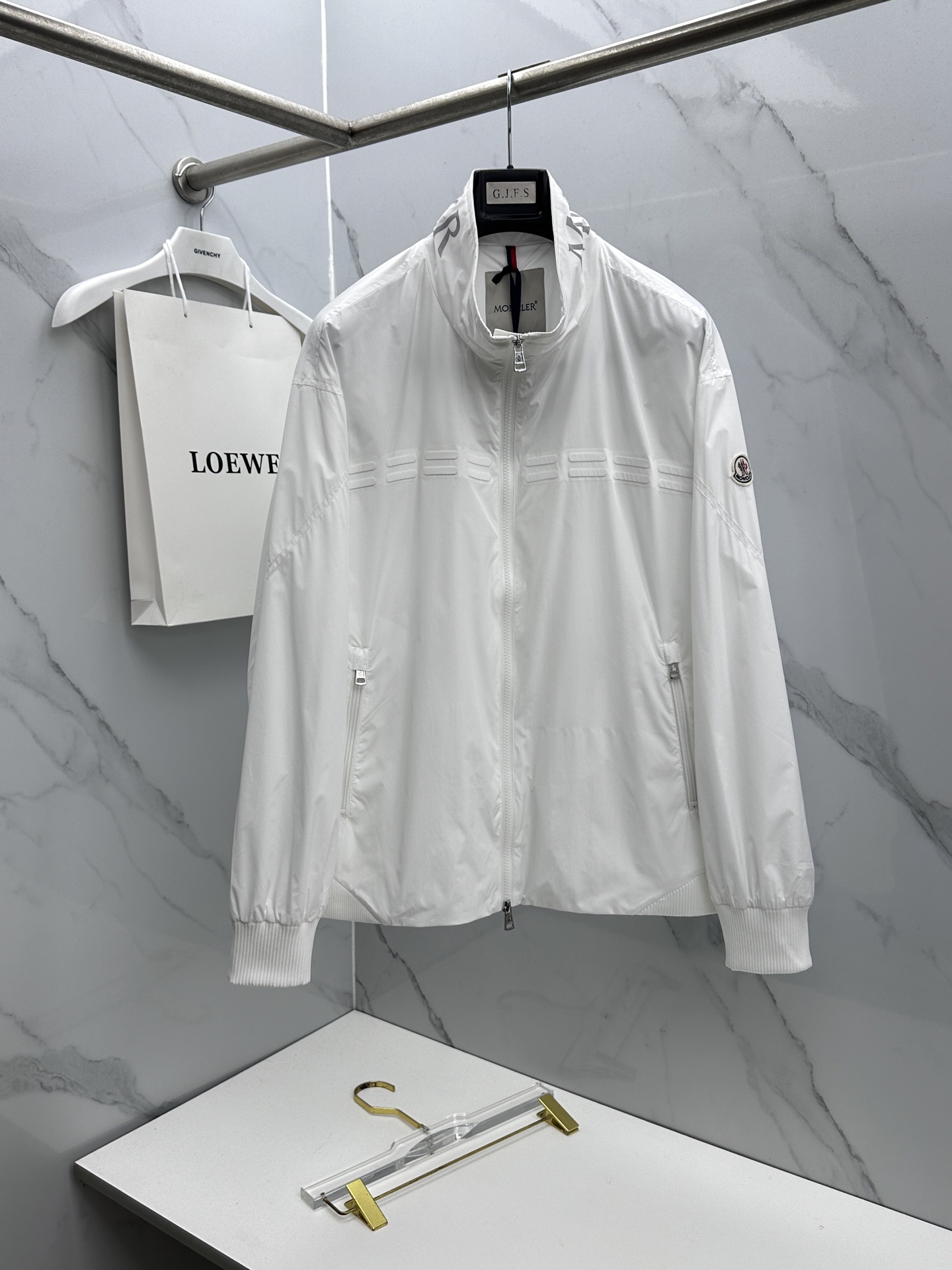 NO:735523,Moncler 2026 early spring series, the latest fashionable stand-up collar jacket. Every detail shows the craftsmanship, and the design changes are enough high-end structural tailoring to show the diverse image changes of men. Slim and neat, tailored to meet the current popular multi-layered wear, custom-made buttons, unique. All-match styles for life. Complete with three standards. Boutique shipment dx size M-3XL, Moncler, jackets & coats, jackets & coats,19860909Moncler蒙口 2026早春系列,最新时尚立领夹克外套.处处细节显工艺足够的高级结构性剪裁的设计改变来展现男士多样的形象变化,修身利落、剪裁合体,满足时下正流行的多层次穿搭,定制钉扣,独一无二.生活百搭款式 三标齐全 精品出货dx 尺码M-3XL,,Moncler,jackets & coats,jackets & coats,,Men's clothing