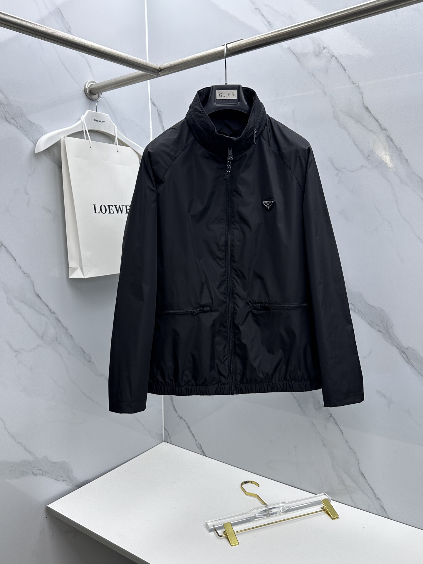 NO:735533,Prada 2026 early spring series, the latest fashionable hooded (stowable) jacket. Every detail shows craftsmanship and enough advanced structural tailoring design changes to show men's diverse image changes. Slim and neat, tailored to meet the popular multi-layered wear. Customized buckles, unique. Versatile style for life. Complete with three standards. Boutique shipment dx size M-3XL,, prada, prada, jackets & coats, jackets &  coats, hats,19860909Prada普拉达 2026早春系列,最新时尚连帽（可收纳）夹克外套.处处细节显工艺足够的高级结构性剪裁的设计改变来展现男士多样的形象变化,修身利落、剪裁合体,满足时下正流行的多层次穿搭,定制钉扣,独一无二.生活百搭款式 三标齐全 精品出货dx 尺码M-3XL,,prada,prada,jackets & coats,jackets & coats,hats,,Men's clothing