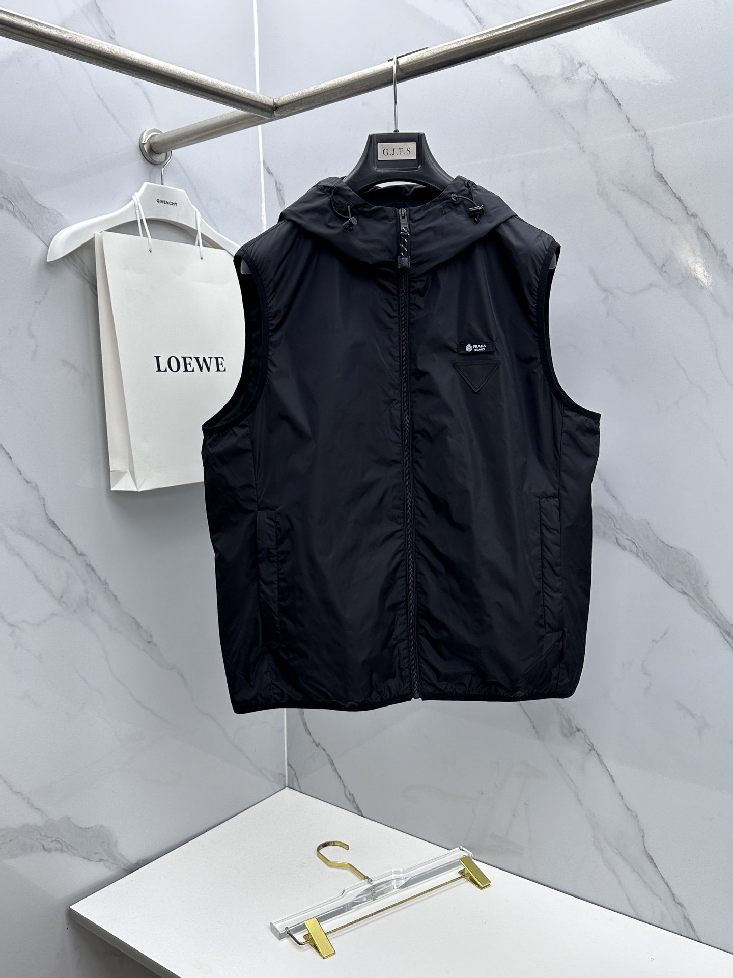 NO:735538,Prada 2026 early spring series, the latest fashionable hooded jacket, vest and waistcoat. Every detail shows craftsmanship and enough advanced structural tailoring design changes to show men's diverse image changes. Slim and neat, tailored to meet the popular multi-layered wear. Customized buckles, unique. Versatile styles for life. Complete with three standards. Boutique shipment dx size M-3XL,, prada, prada, jackets & coats, hats,19860909Prada普拉达 2026早春系列,最新时尚连帽夹克马甲坎肩.处处细节显工艺足够的高级结构性剪裁的设计改变来展现男士多样的形象变化,修身利落、剪裁合体,满足时下正流行的多层次穿搭,定制钉扣,独一无二.生活百搭款式 三标齐全 精品出货dx 尺码M-3XL,,prada,prada,jackets & coats,hats,,Men's clothing