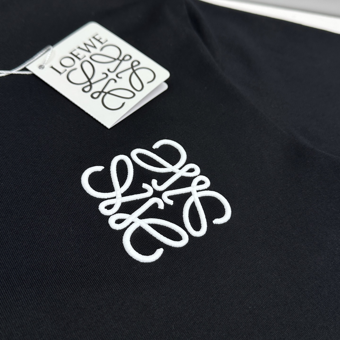 🆕LOEWE罗意威 2026春夏新款绣花短袖 官网同款T恤 双纱纯棉面料 多元化搭配 迎合眼下时尚前沿的