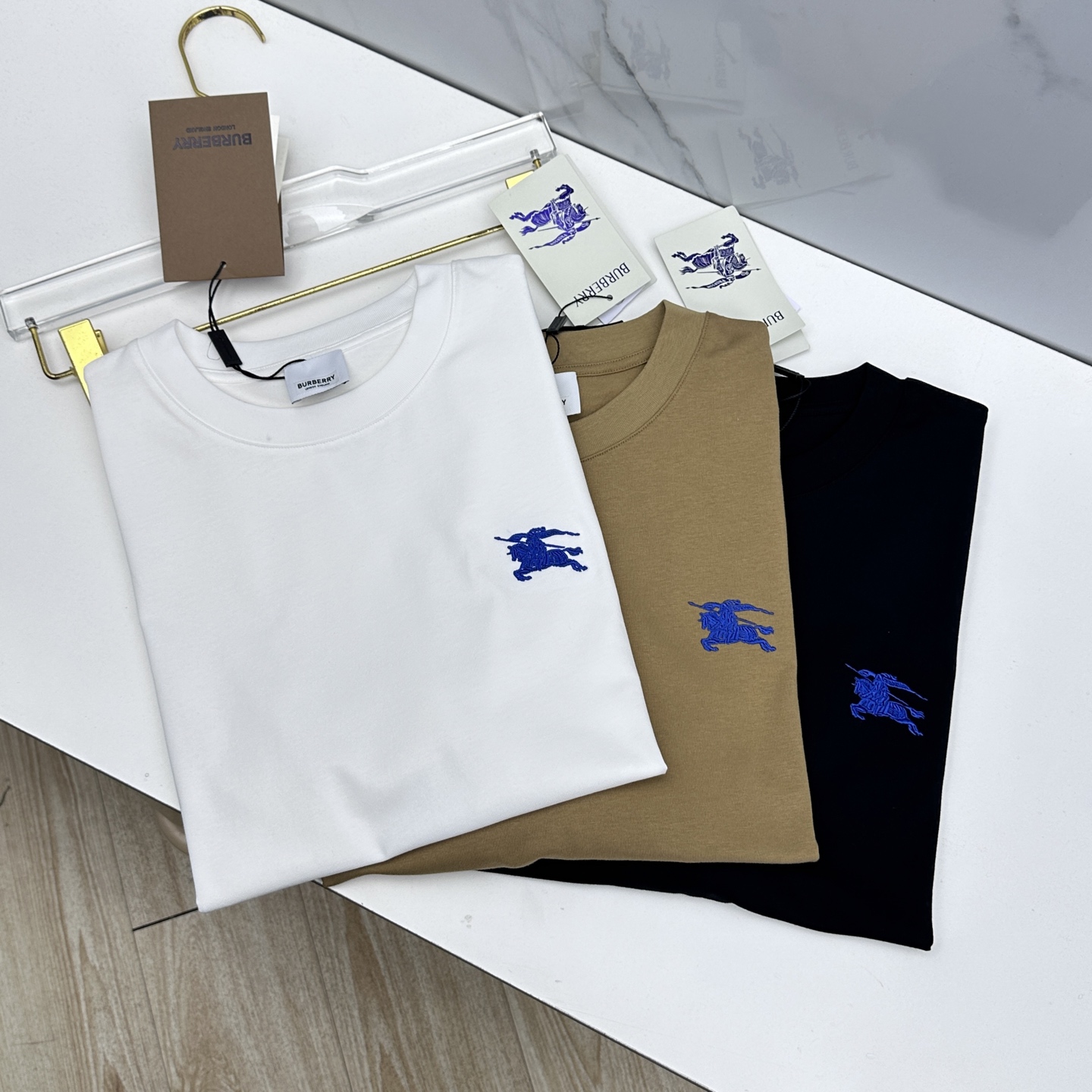 🆕BBR巴宝莉 2026春夏新款绣花短袖 官网同款T恤 双纱纯棉面料 多元化搭配 迎合眼下时尚前沿的创新