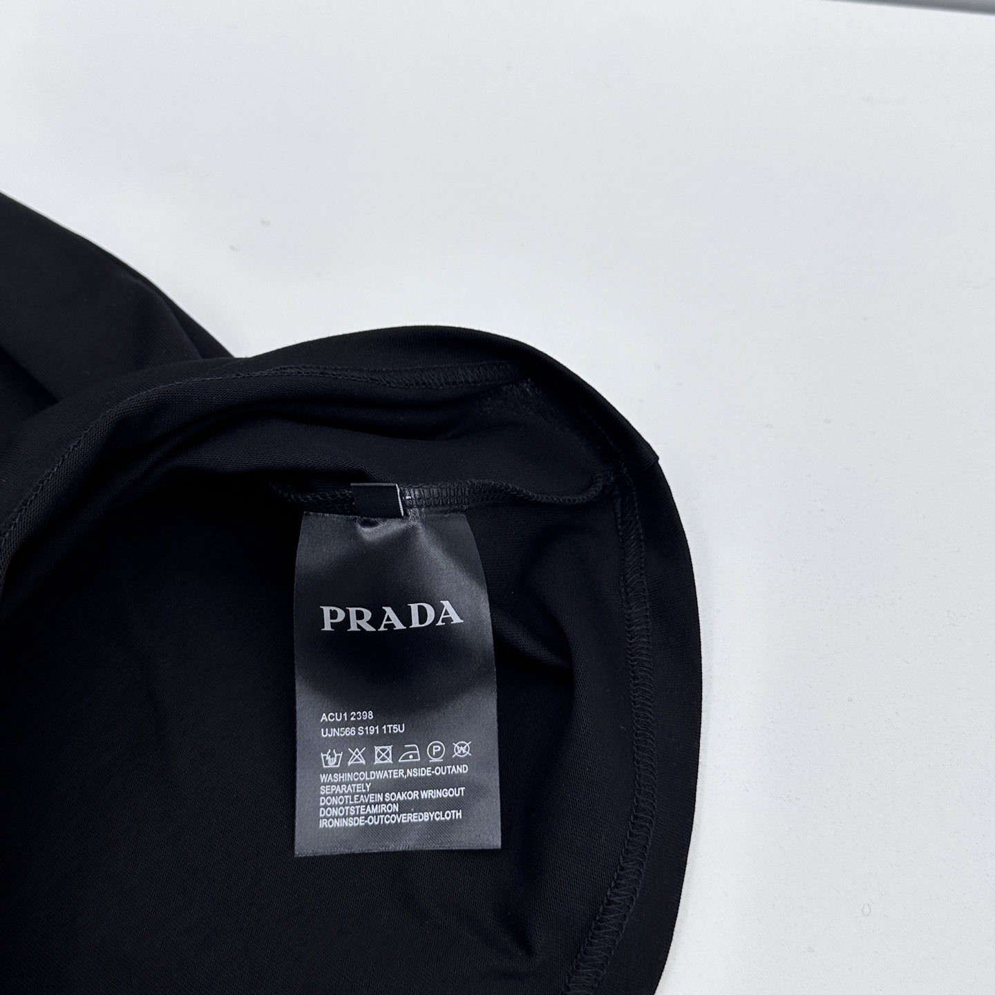 🌾 🆕🌾Prada普拉达 2026春夏新款短袖 官网同款T恤 经典三角标，双纱纯棉面料 多元化搭配 迎合