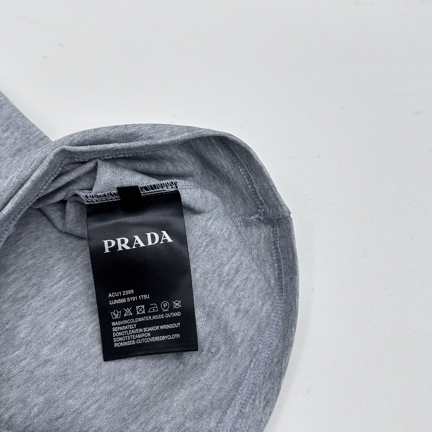 🌾 🆕🌾Prada普拉达 2026春夏新款短袖 官网同款T恤 经典三角标，双纱纯棉面料 多元化搭配 迎合