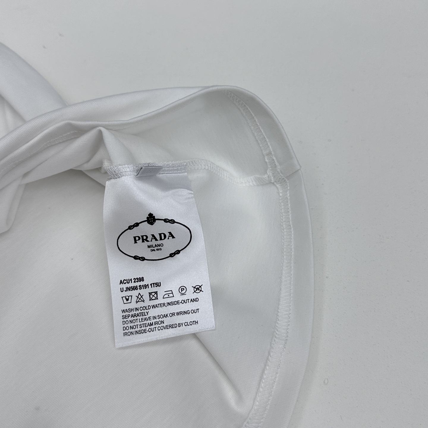 🌾 🆕🌾Prada普拉达 2026春夏新款短袖 官网同款T恤 经典三角标，双纱纯棉面料 多元化搭配 迎合