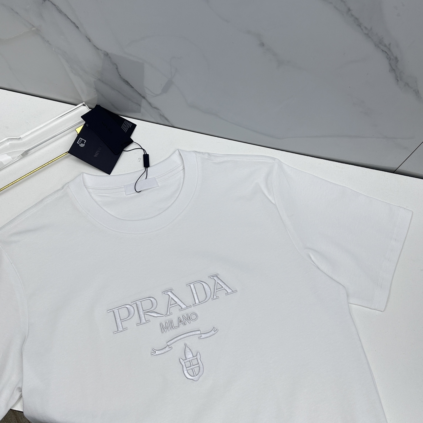 🌾 🆕🌾Prada普拉达 2026春夏新款字母绣花短袖 官网同款T恤，双纱纯棉面料 多元化搭配 迎合眼下